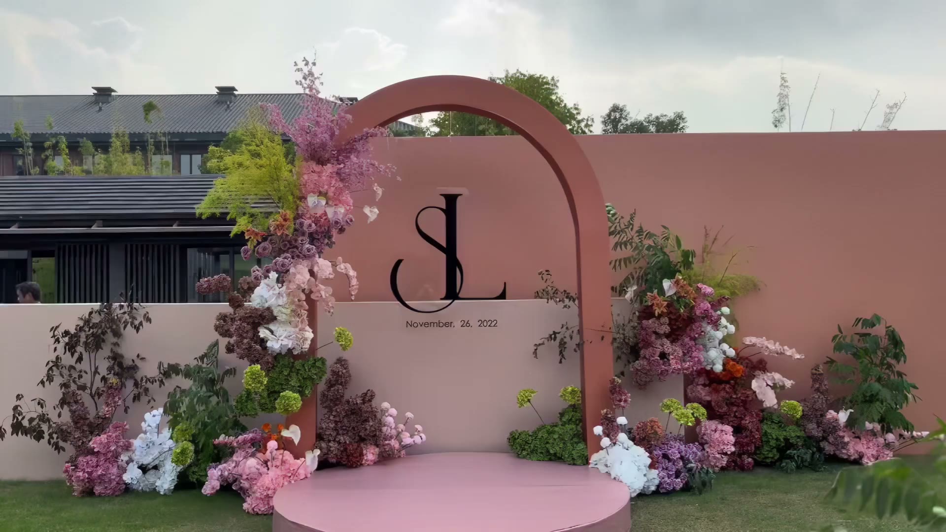 户外草坪高级感莫兰迪粉婚礼