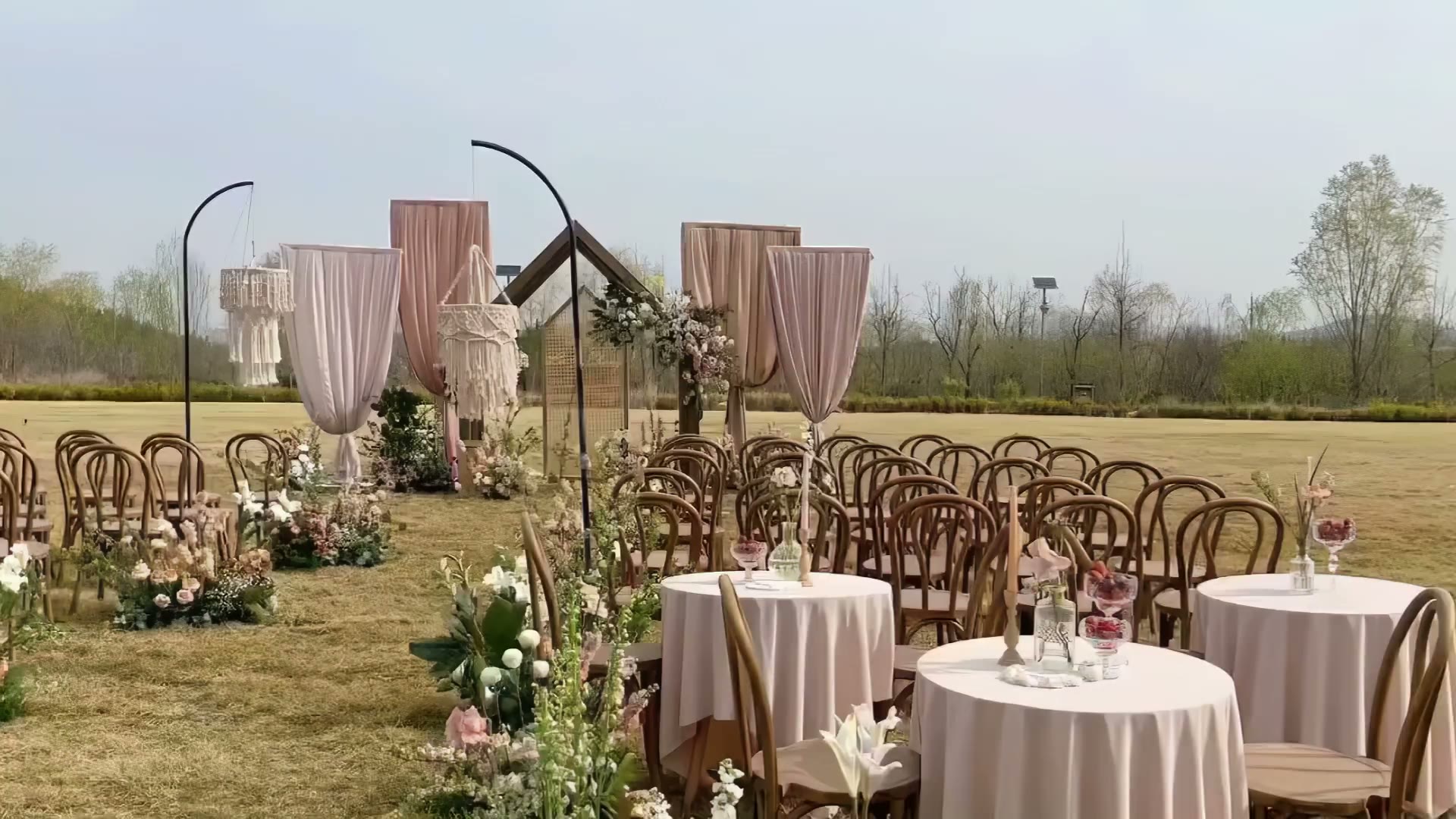 户外草坪奶茶色秋色系婚礼