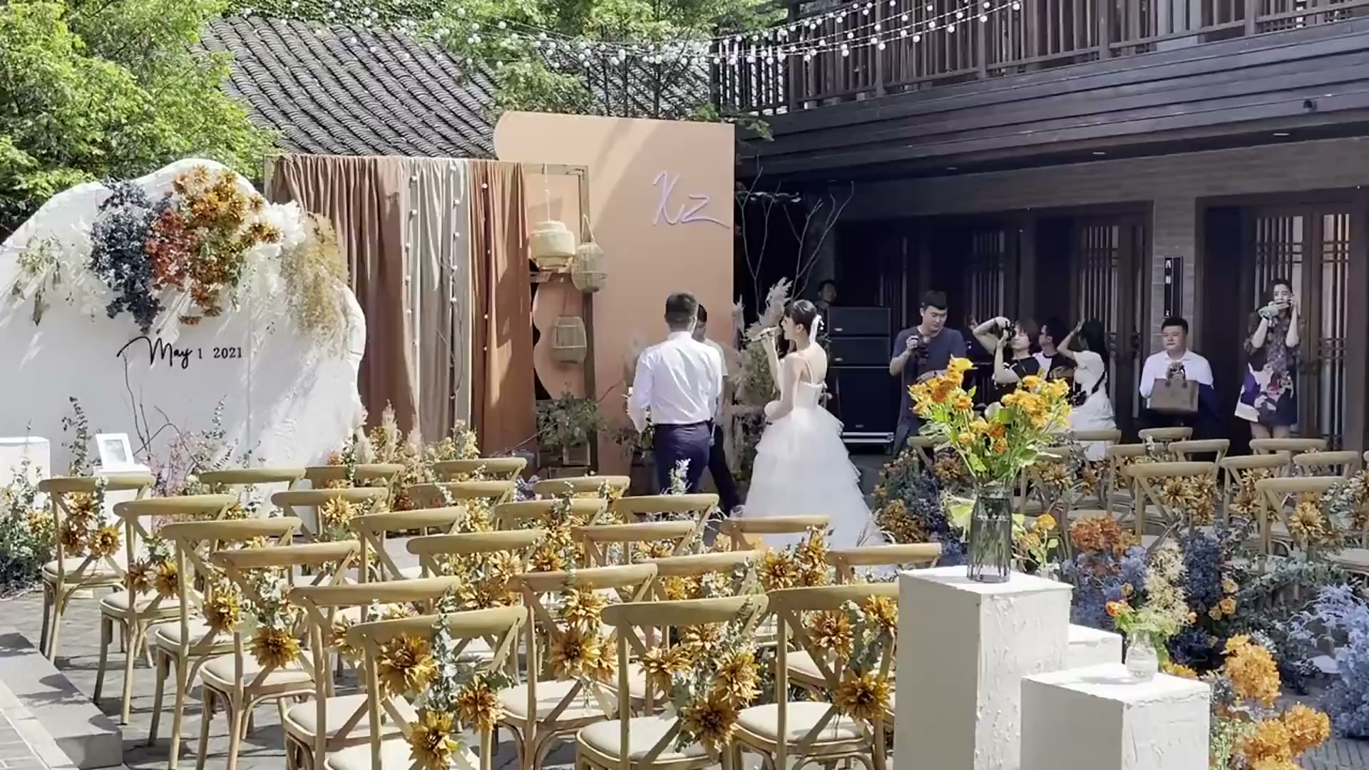 白咖色复古侘寂风庭院婚礼