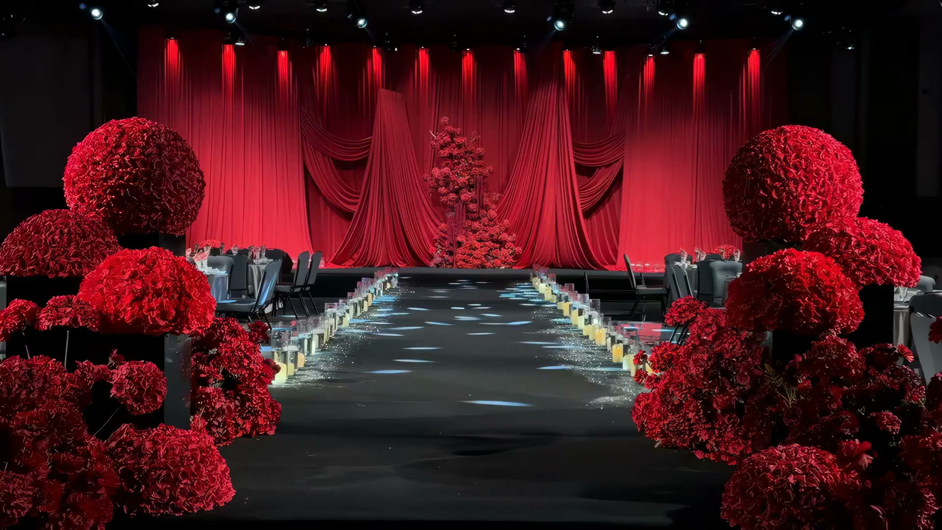 红色简约布幔花球婚礼