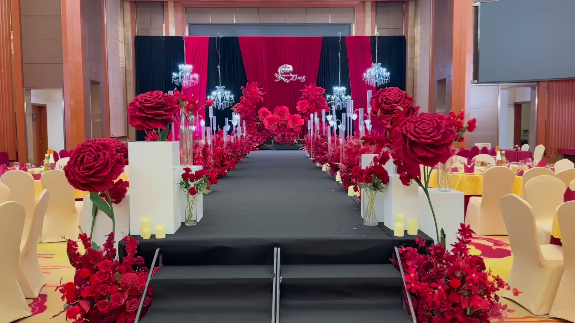 红黑布幔小预算婚礼