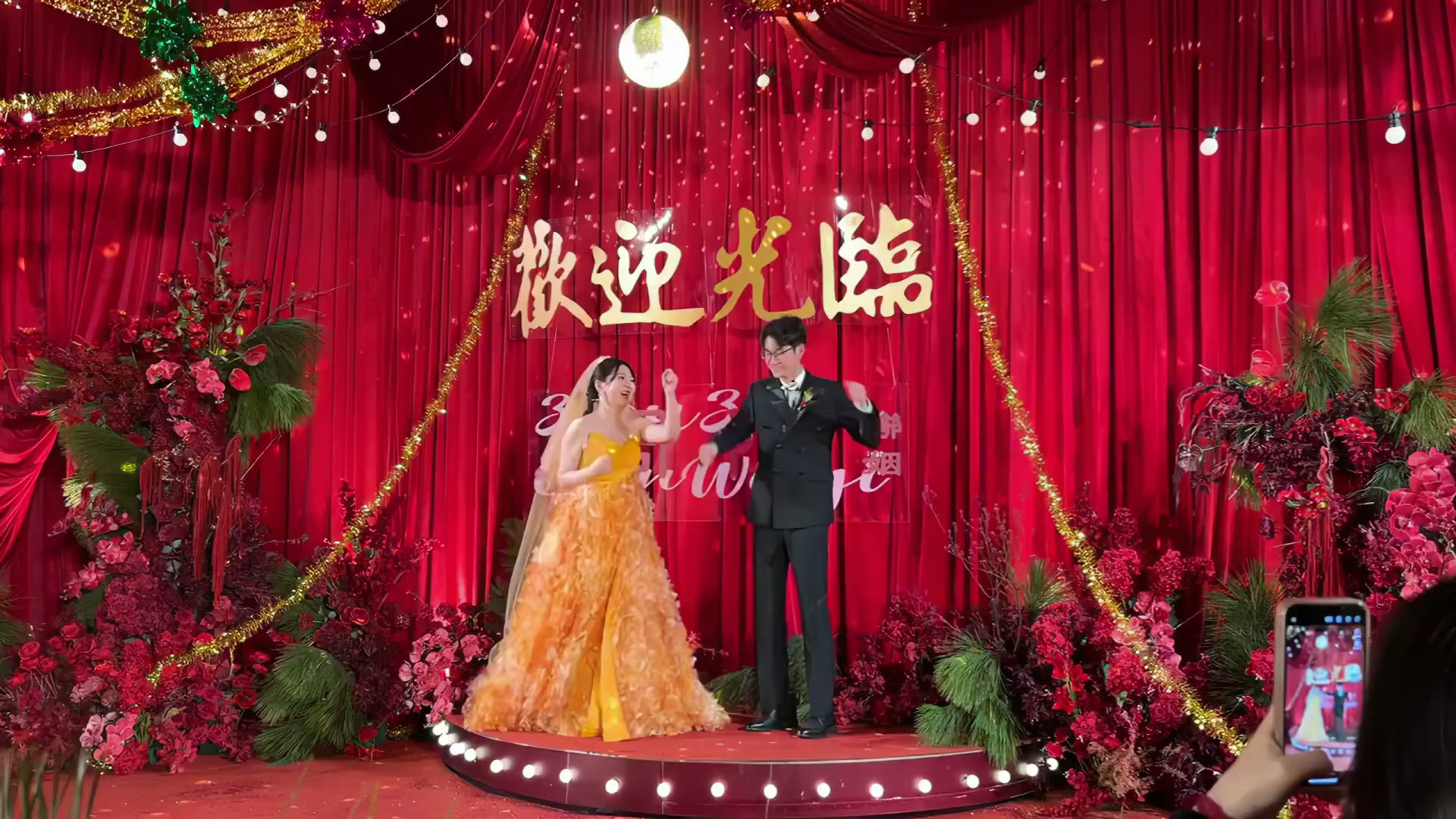 红色布幔彩带条拉花 8090 年代婚礼