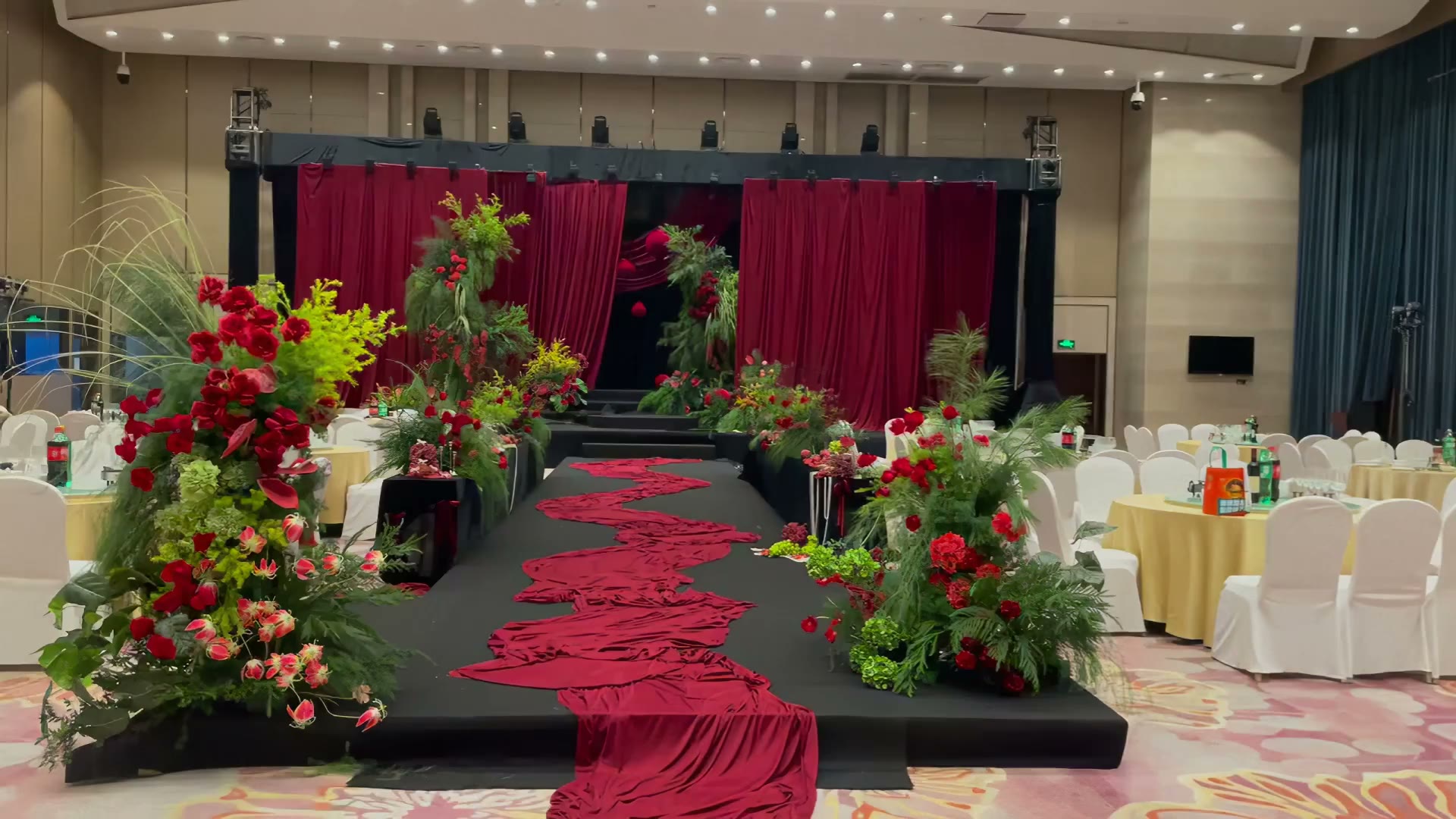 红黑复古小众果蔬风婚礼