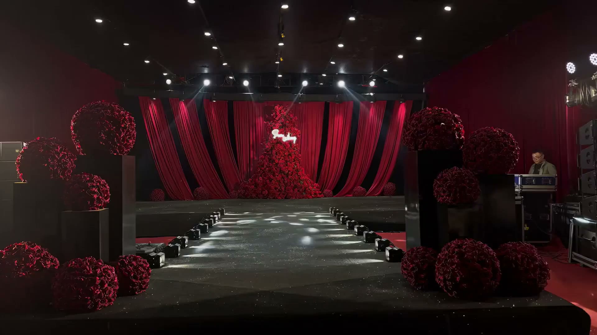 红黑简约高级感婚礼