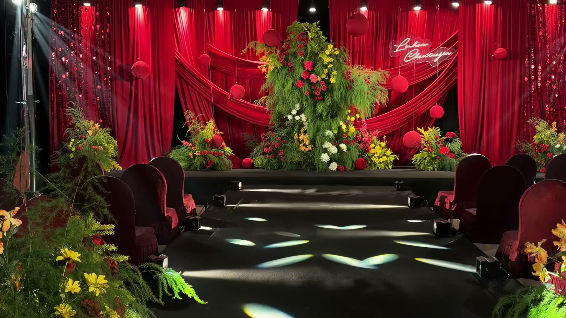 红绿色圣诞风布幔绿植婚礼