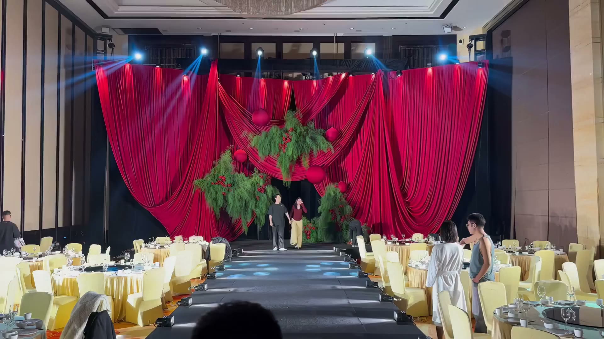 红绿色复古布幔野生圣诞婚礼