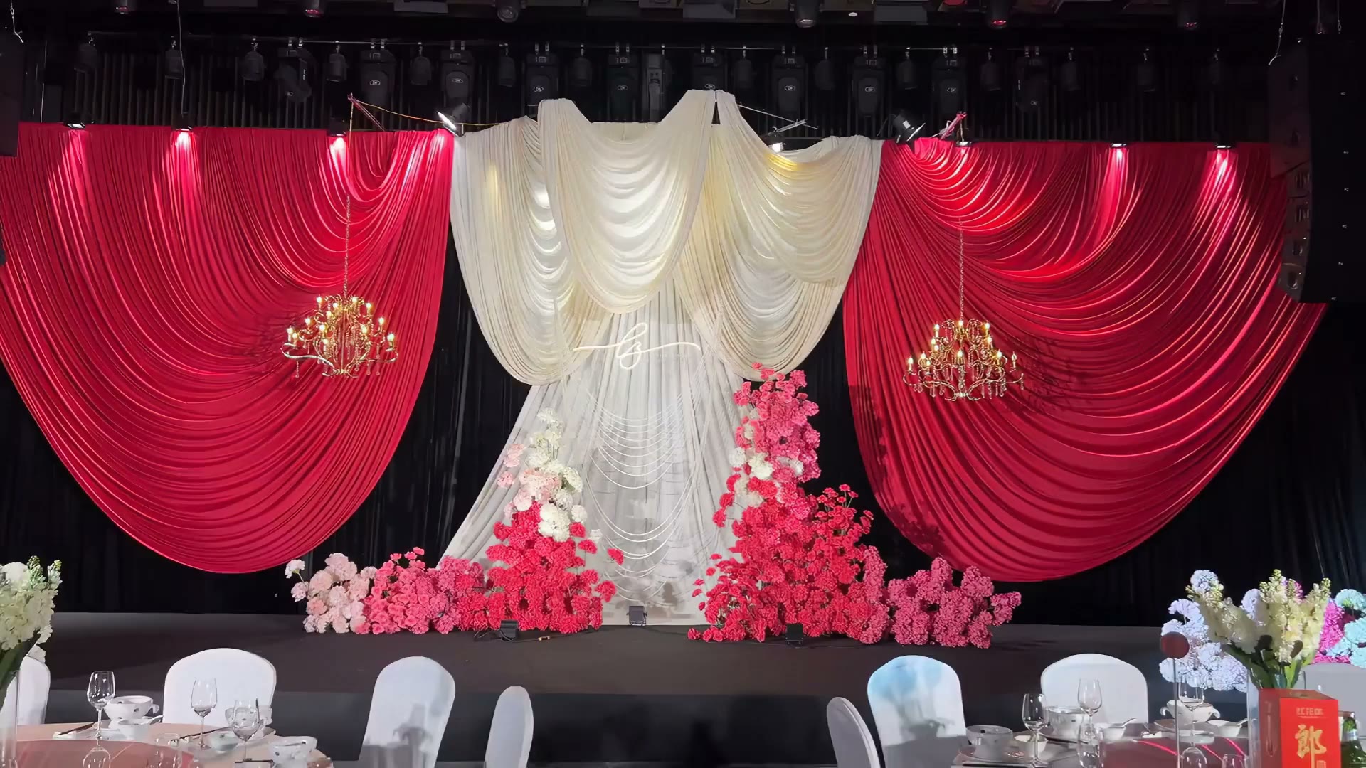红白撞色韩式布幔婚礼