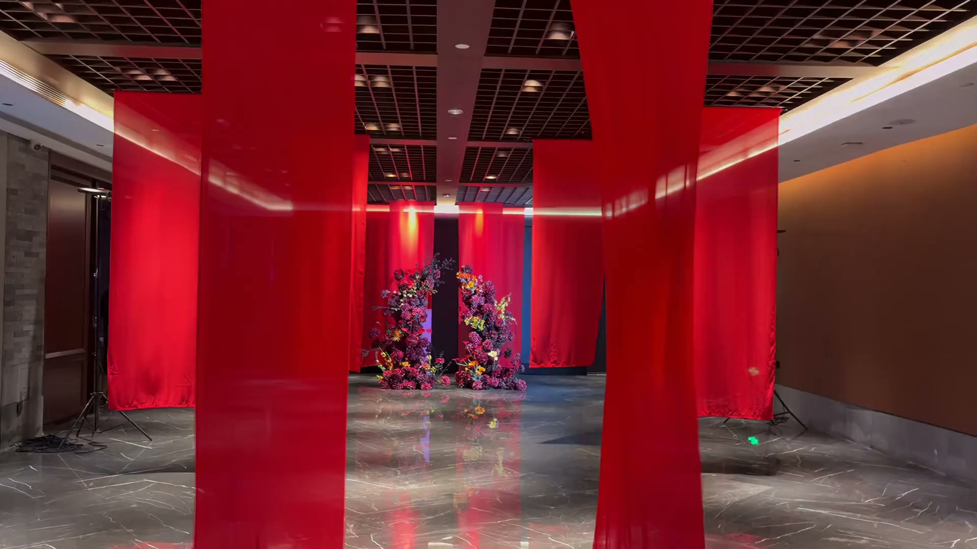 红色系布幔复古花球婚礼