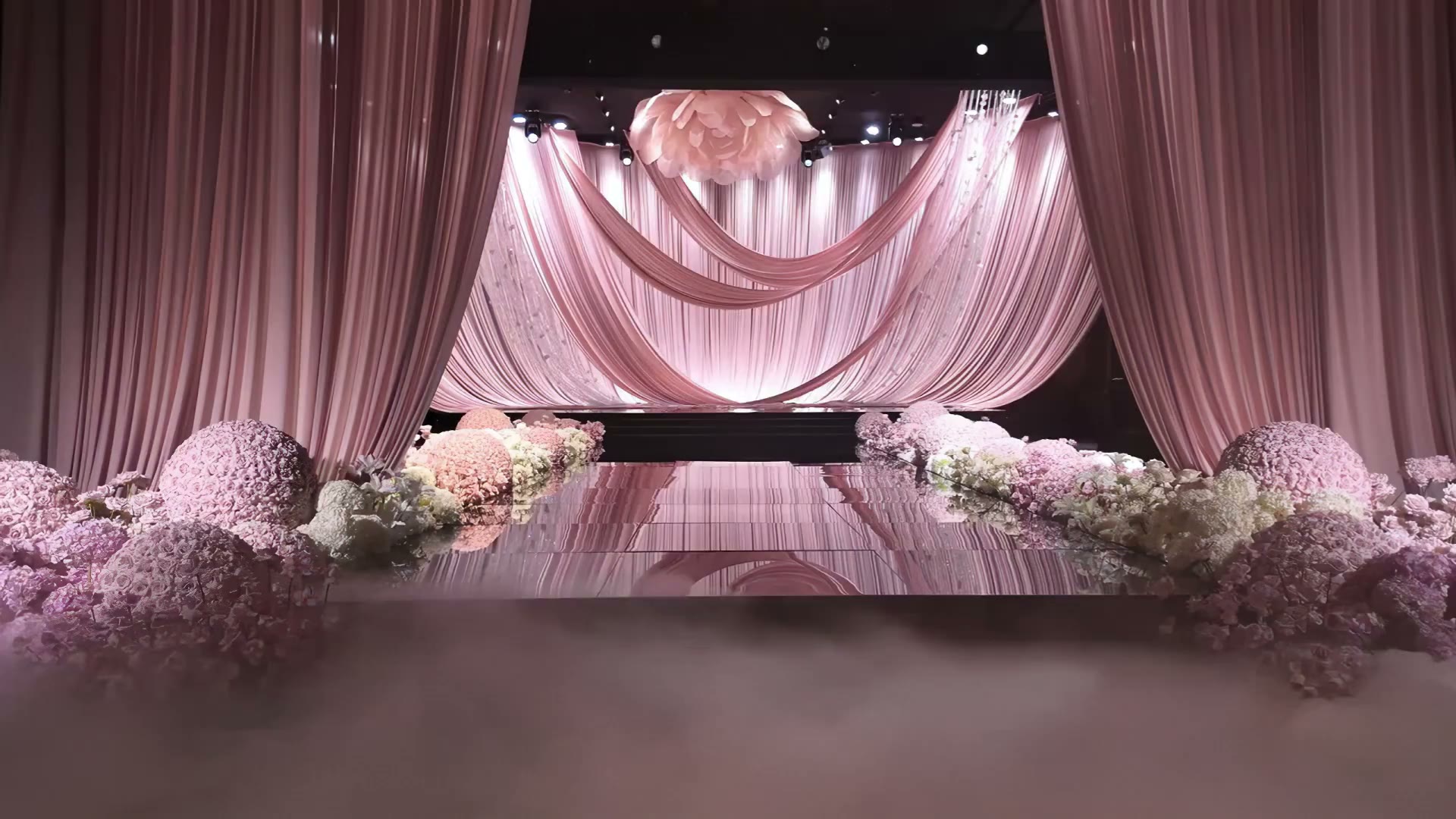 粉色韩式布幔镜面婚礼