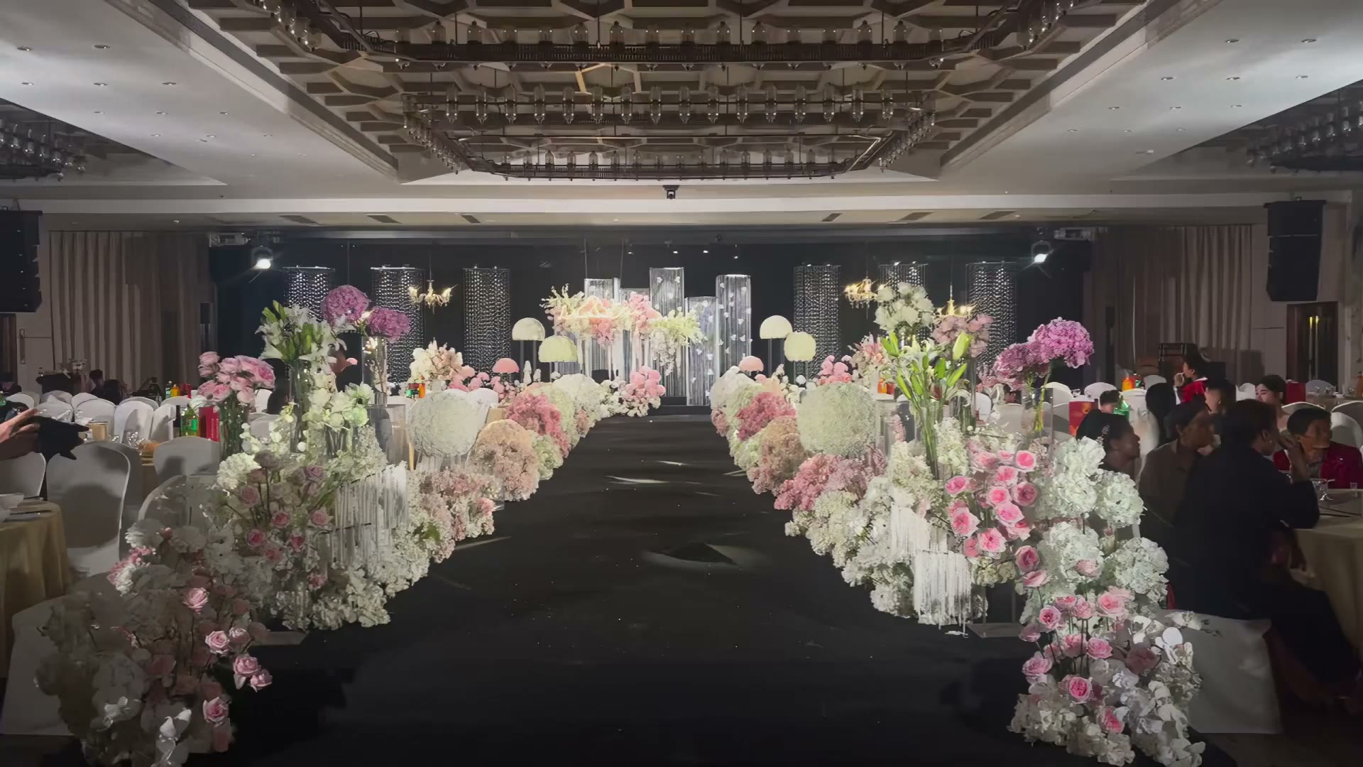 白粉色韩式线帘水晶婚礼