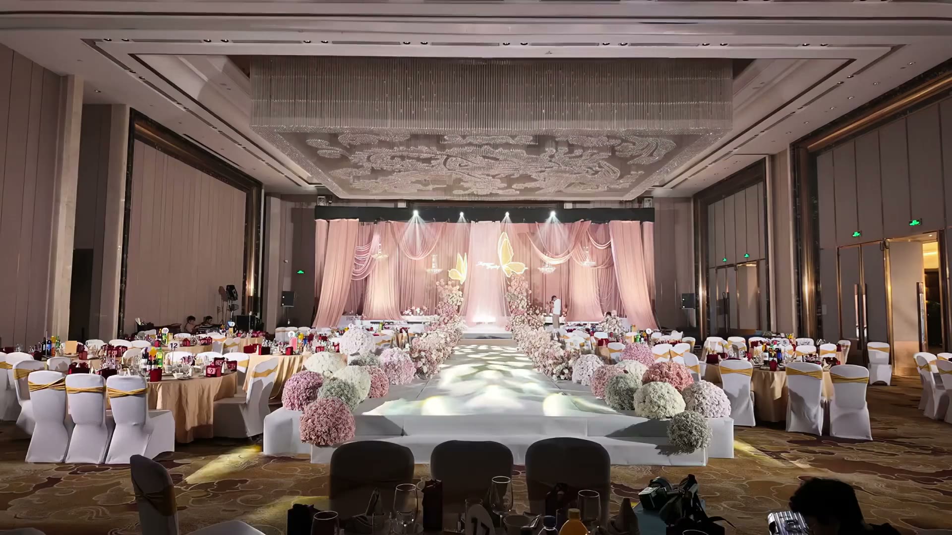 粉色系韩式布幔蝴蝶婚礼