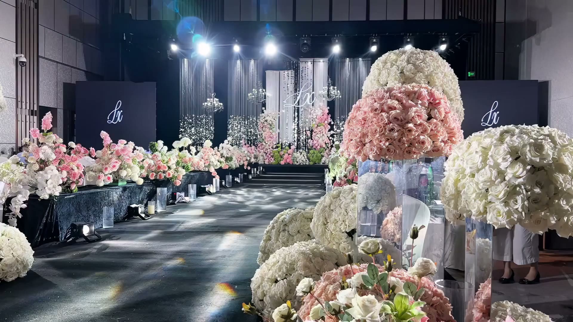 白粉色韩式线帘亮片婚礼