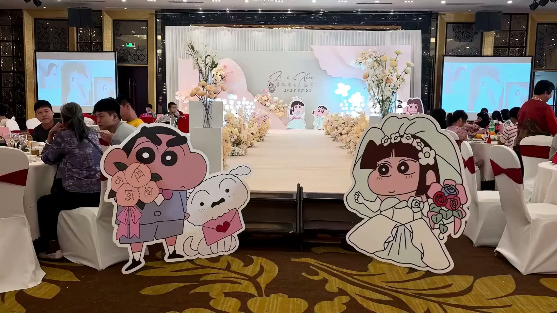 香槟粉蜡笔小新主题婚礼