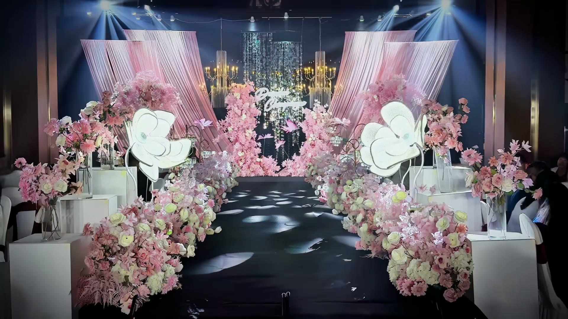 粉色韩式布幔亮片婚礼
