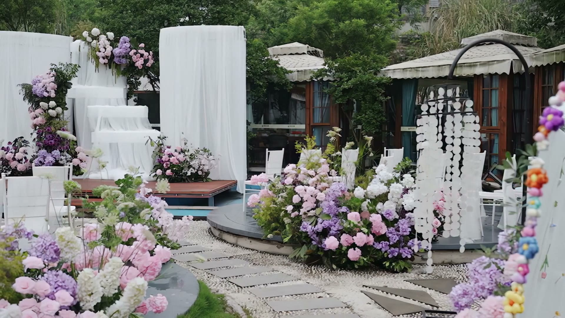 花串飘纱瀑布紫色户外婚礼