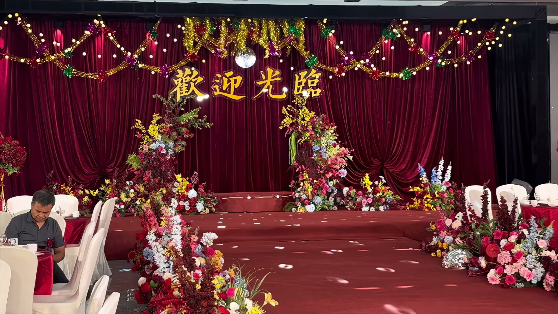 红色复古丝绒布幔彩带条婚礼