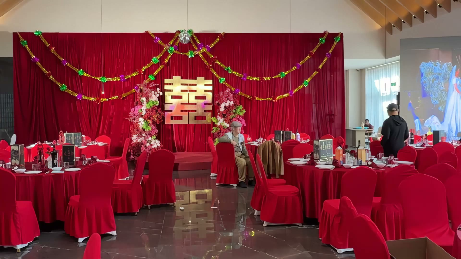 复古红金布置彩带条拉花婚礼