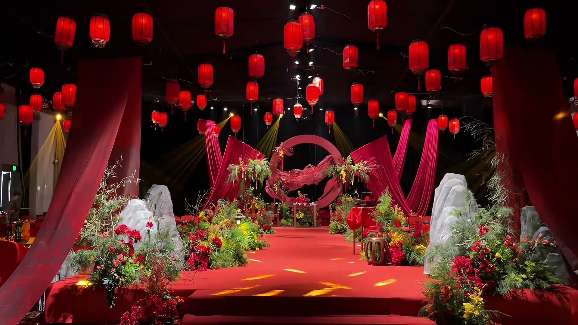 红色新中式布幔婚礼