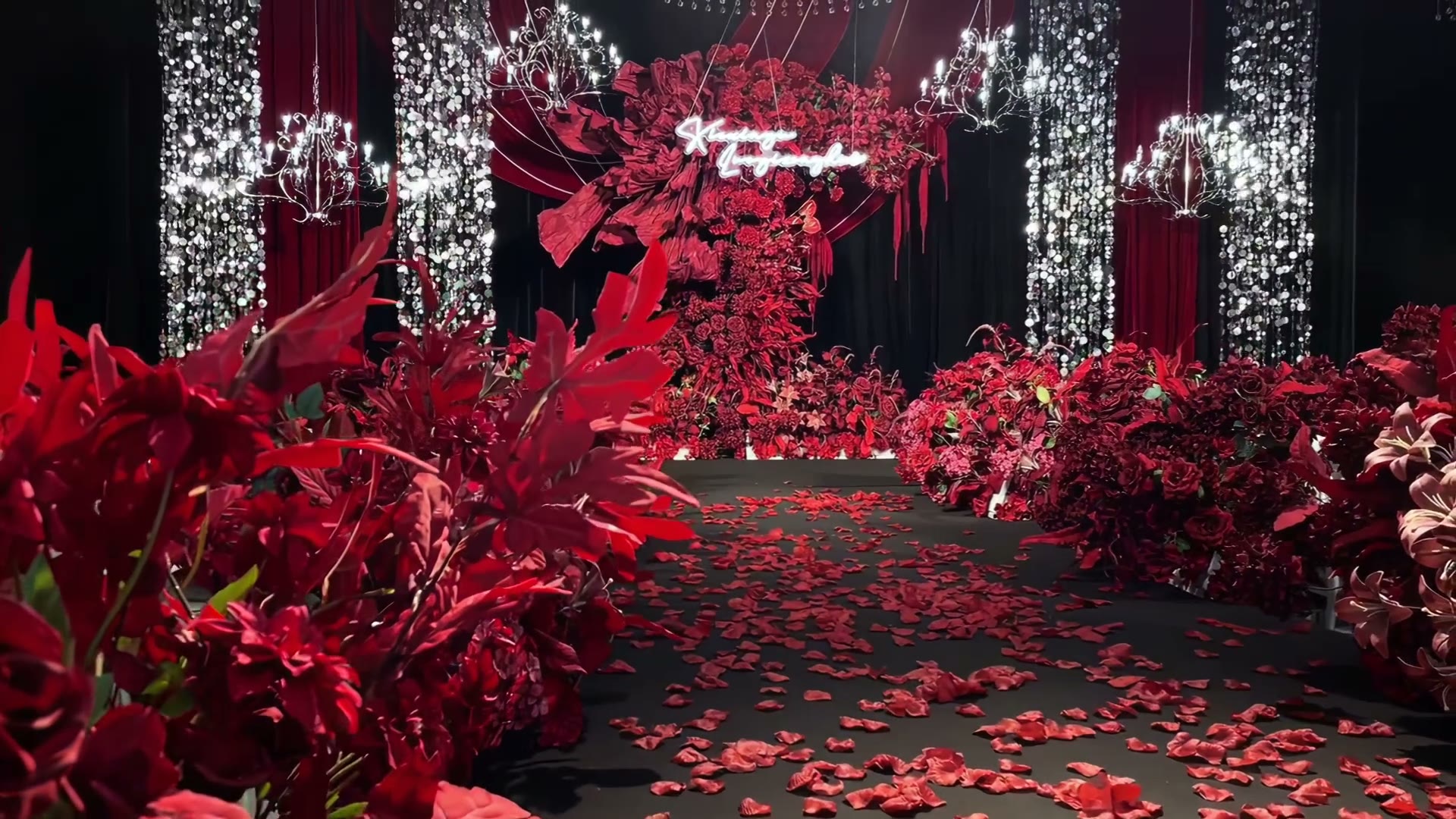 红黑布幔纸艺亮片婚礼