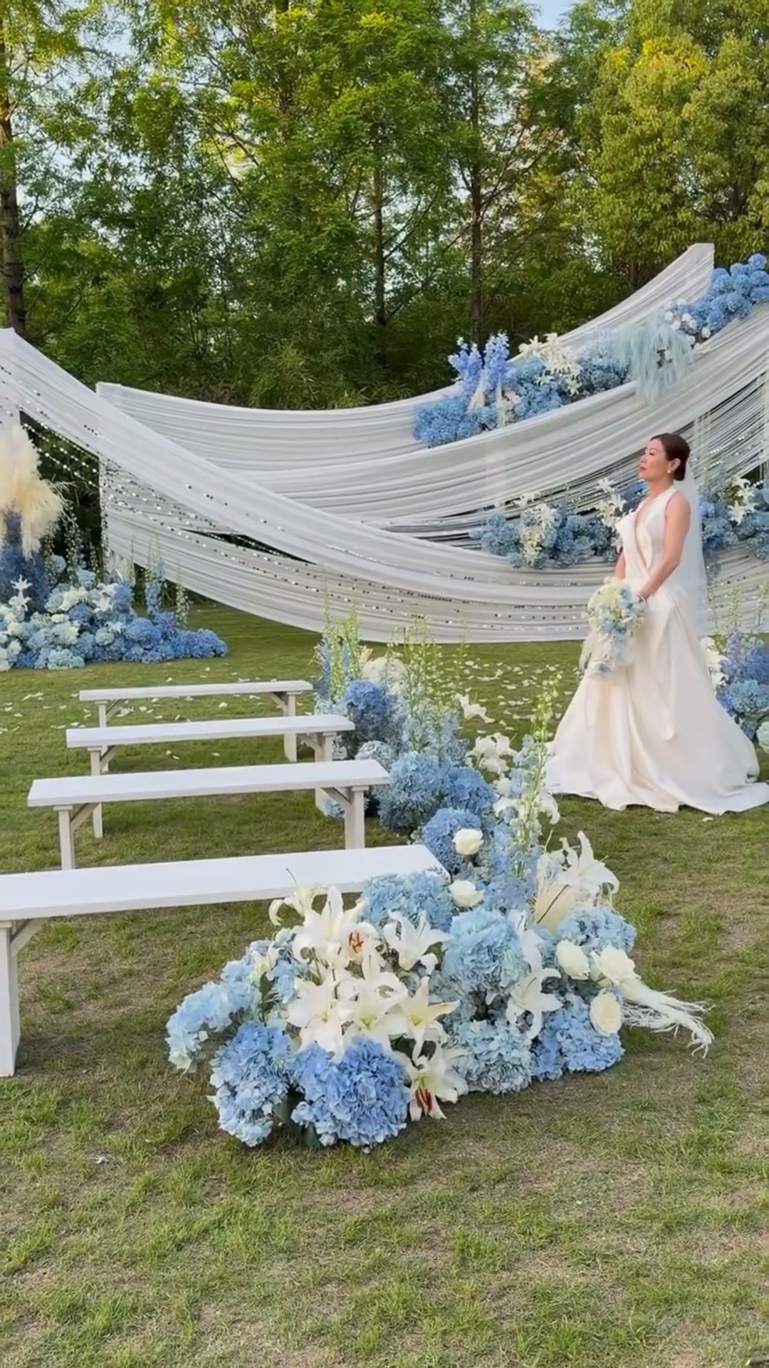 清新蓝白婚外草坪婚礼
