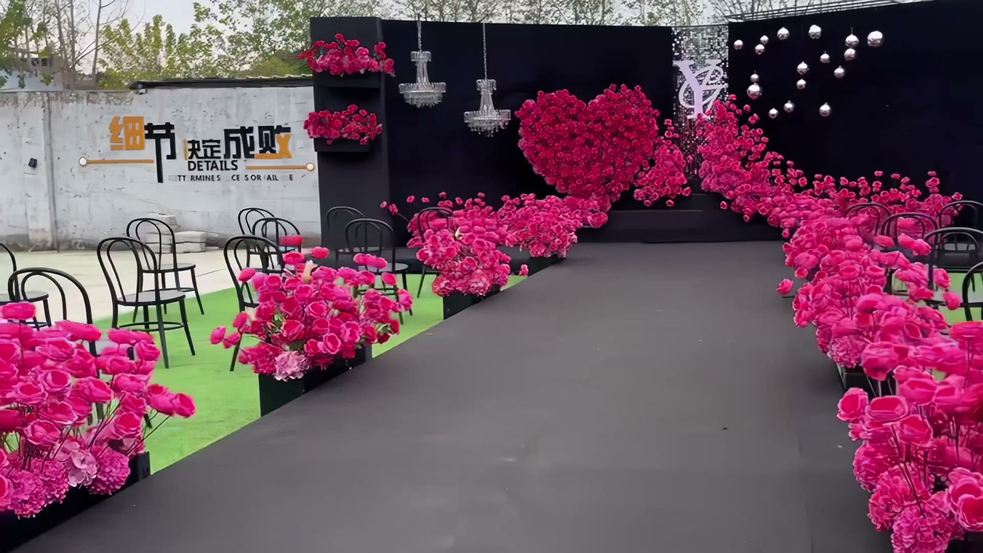 超级酷的黑玫粉庭院婚礼