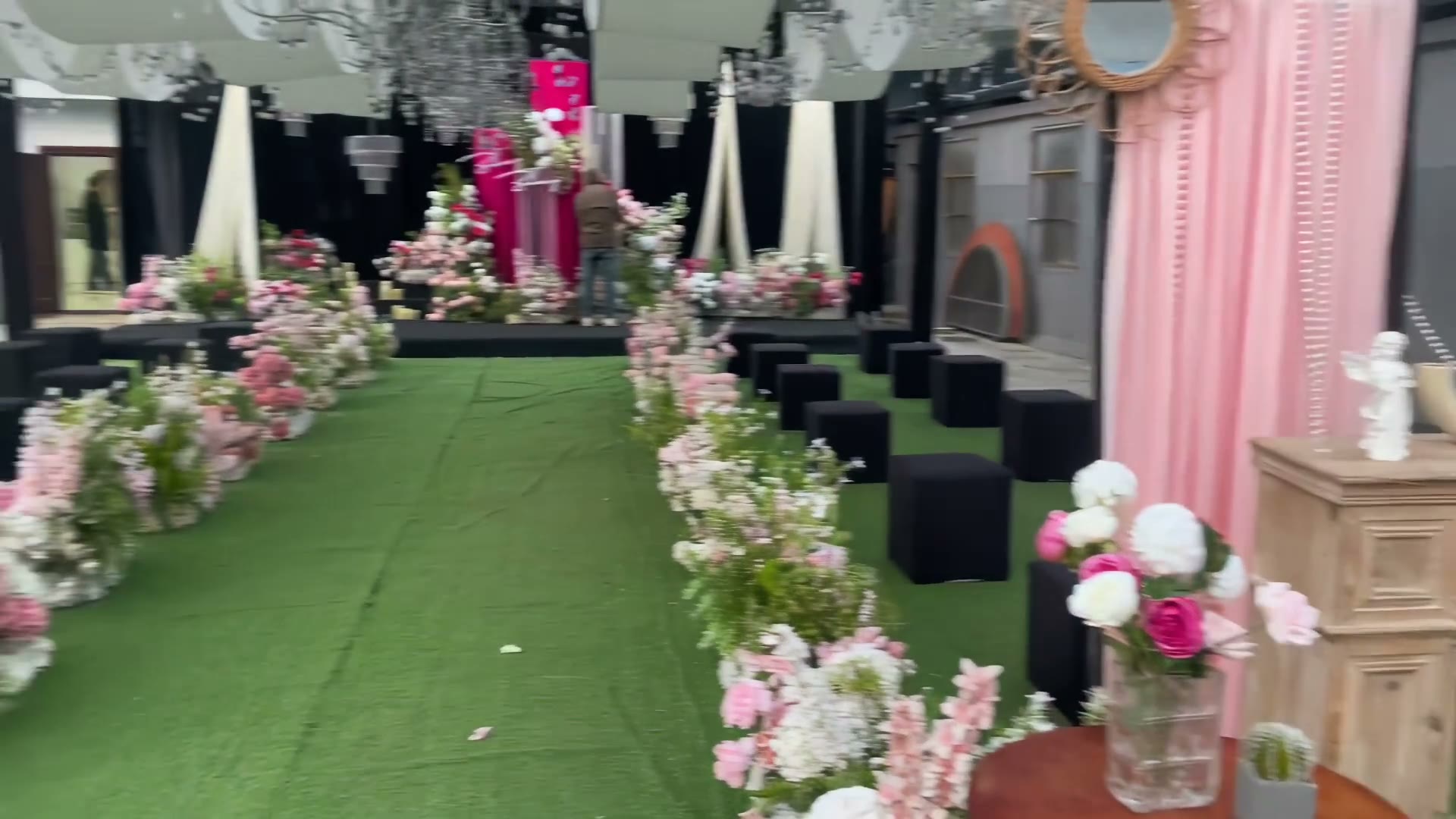 户外庭院黑玫红西式布幔婚礼