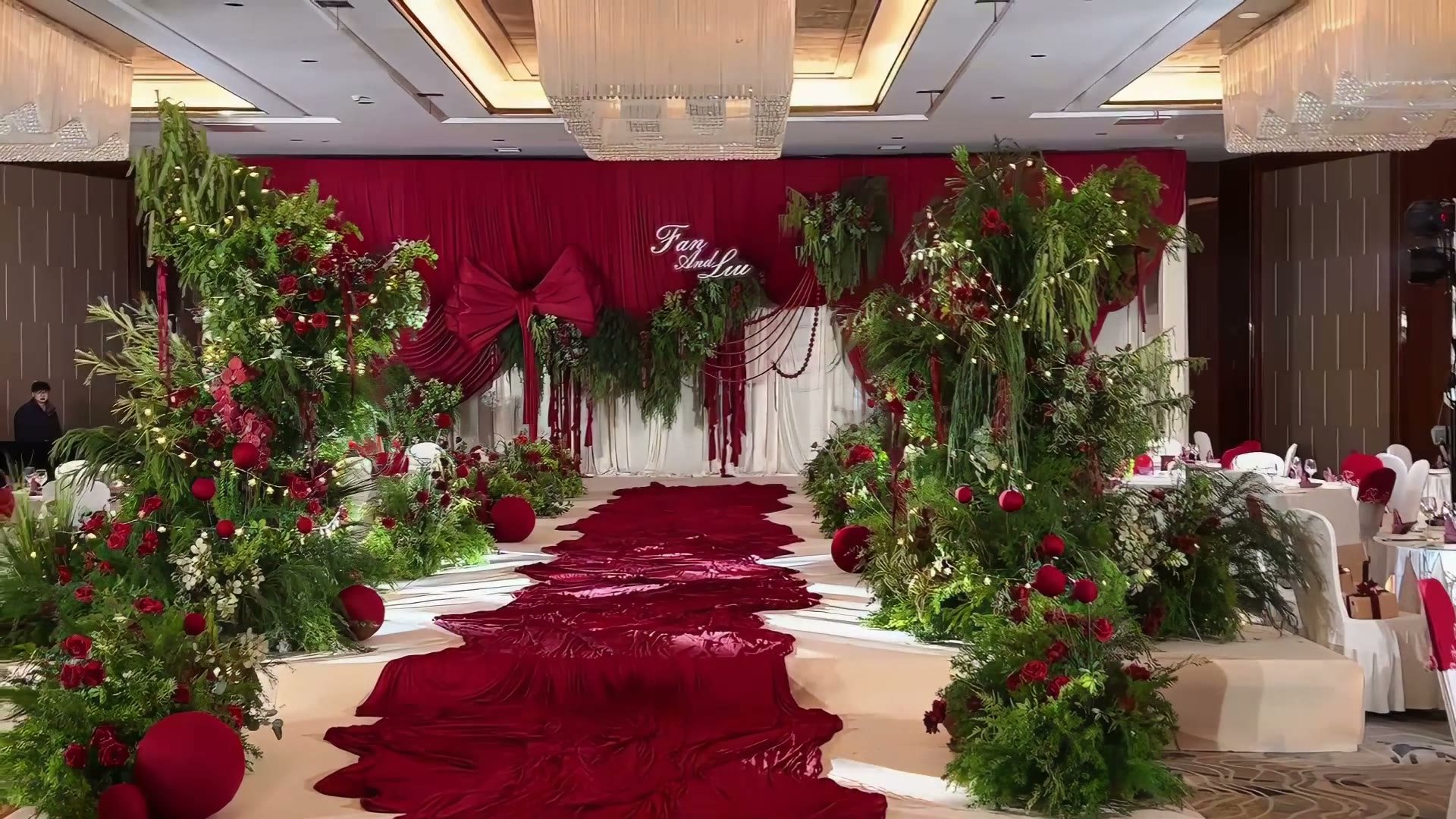 红白布幔蝴蝶结圣诞风婚礼