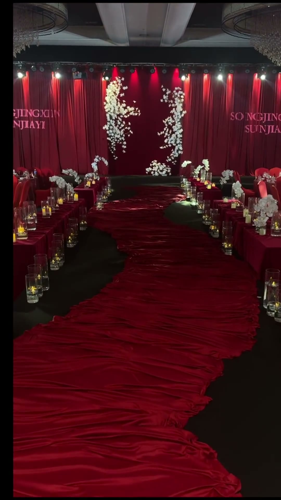 红色布幔白百合宴会风婚礼