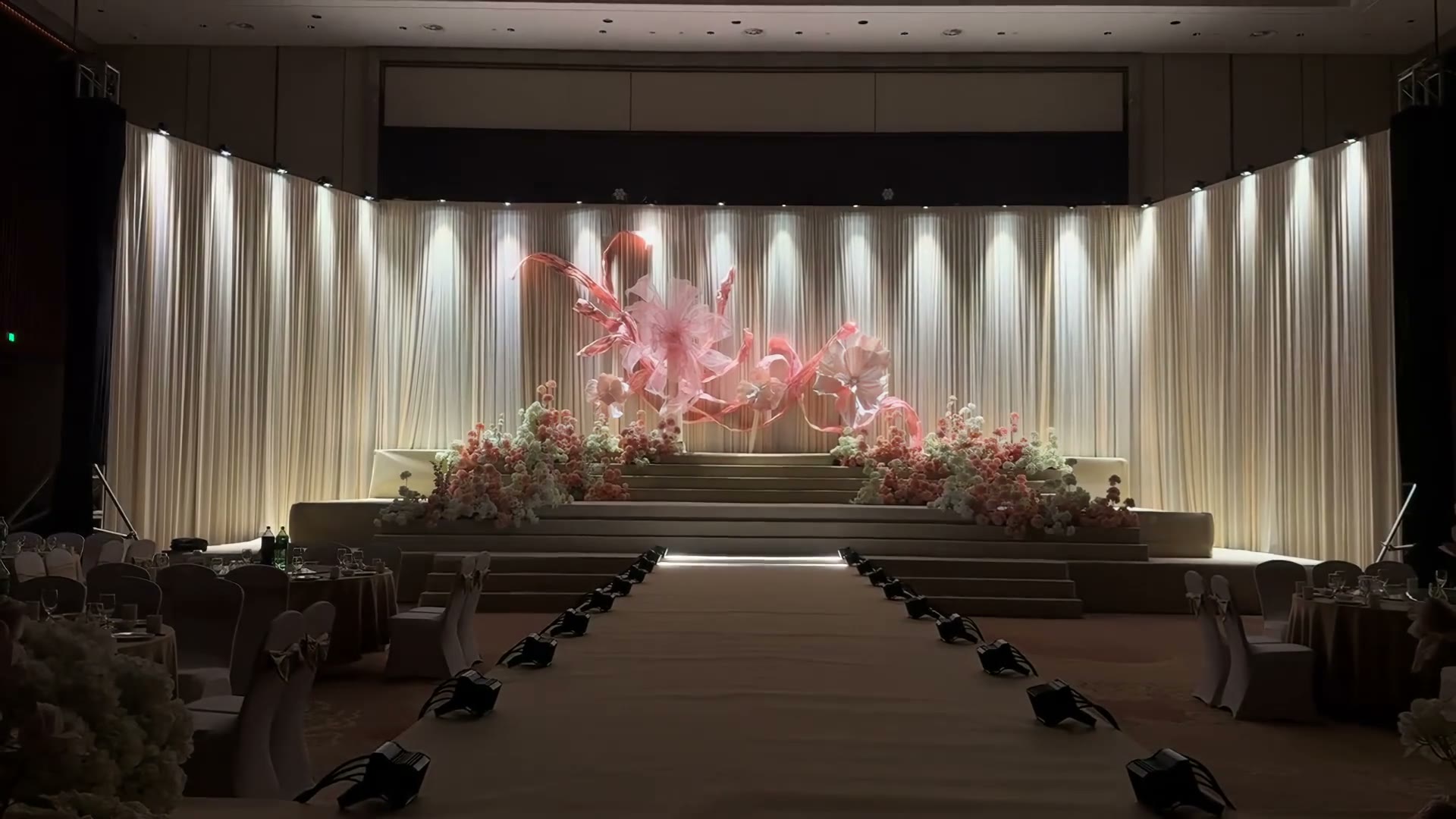 香槟粉布幔殴根纱氛围感婚礼