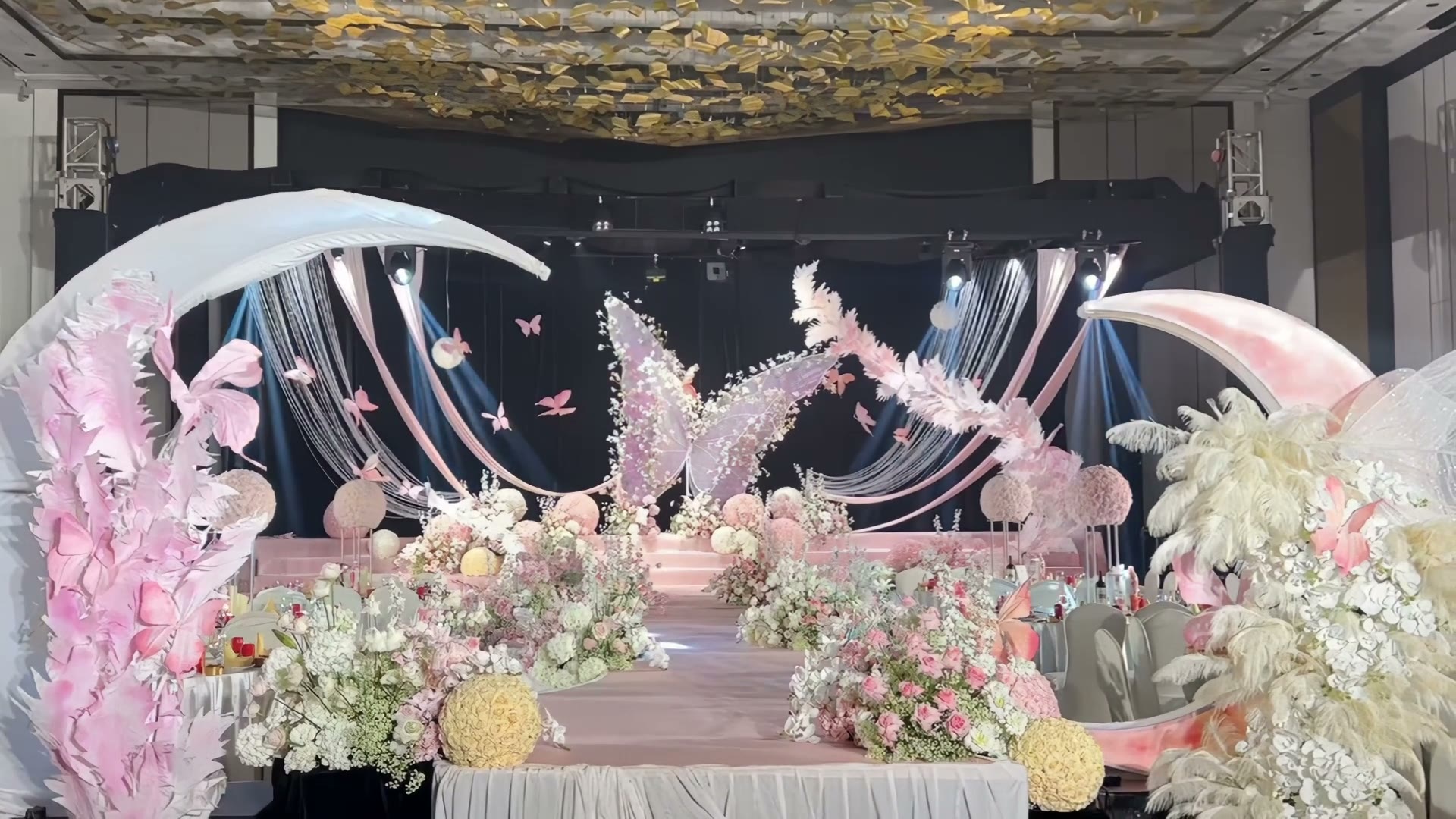粉色唯美蝴蝶主题婚礼