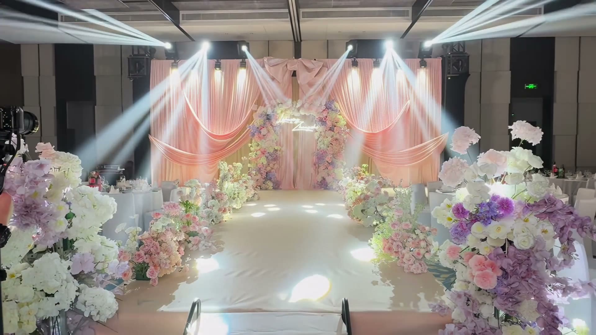 粉色系韩式布幔蝴蝶结婚礼