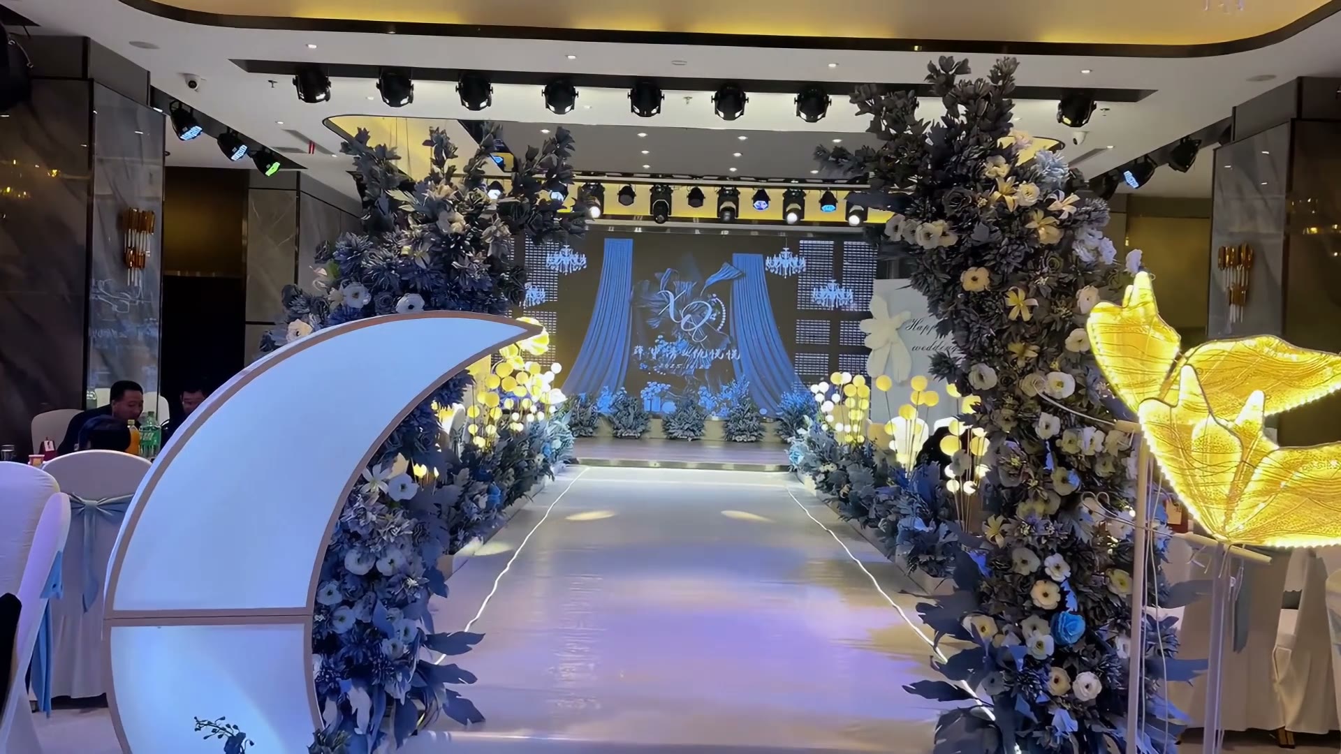 蓝白色简约大屏婚礼