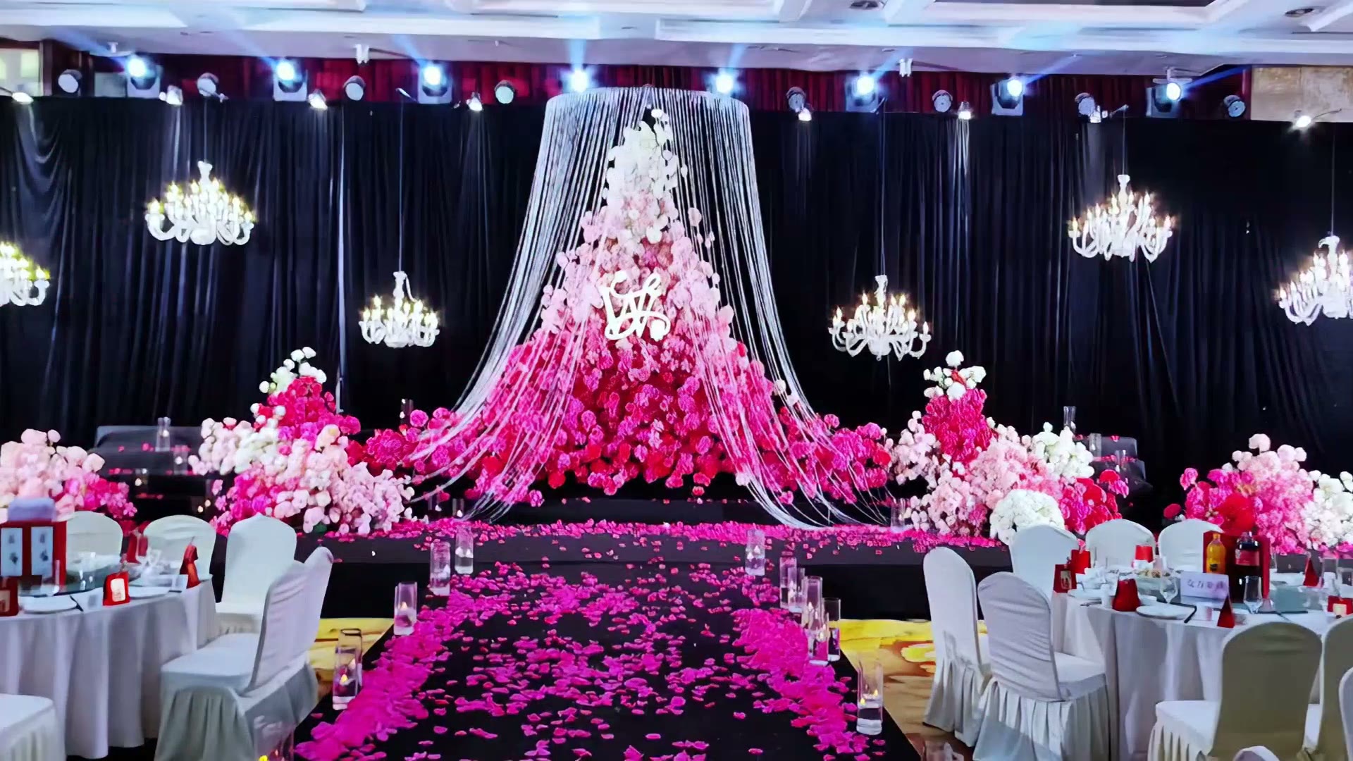 玫红色花墙线帘韩式婚礼