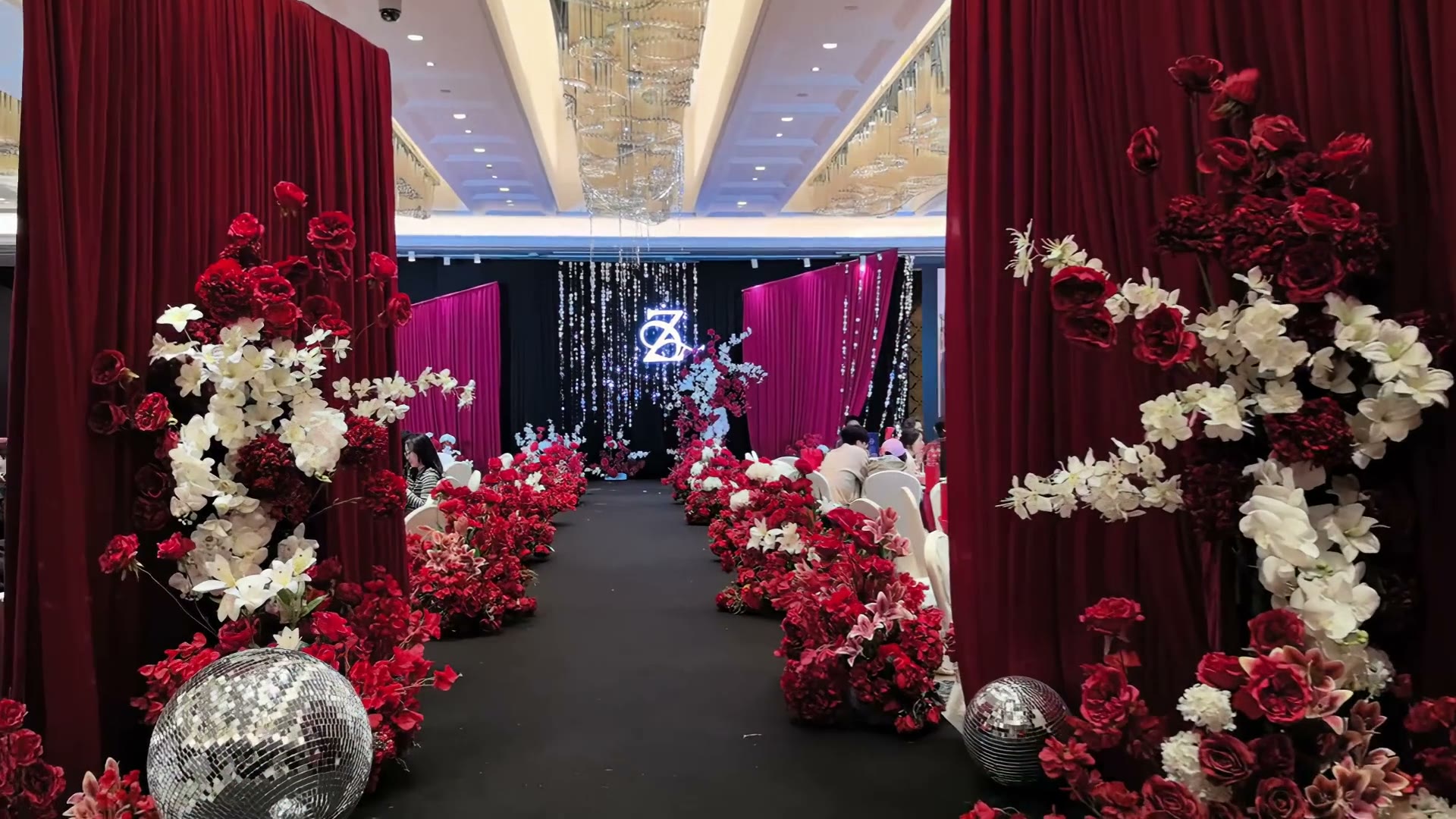 红色简约布幔亮片婚礼