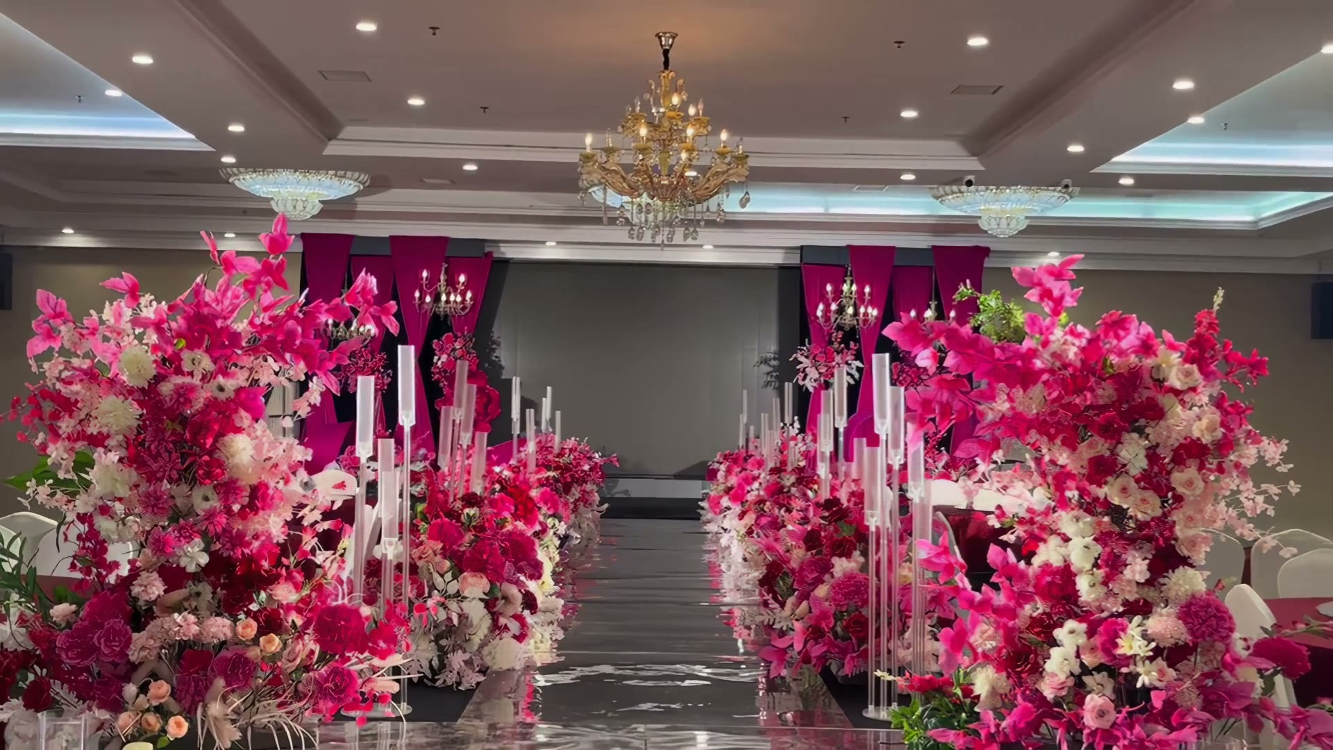玫红色大屏布幔婚礼