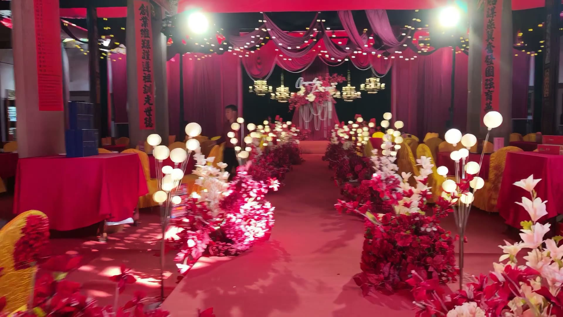 红色绒布复古祠堂婚礼