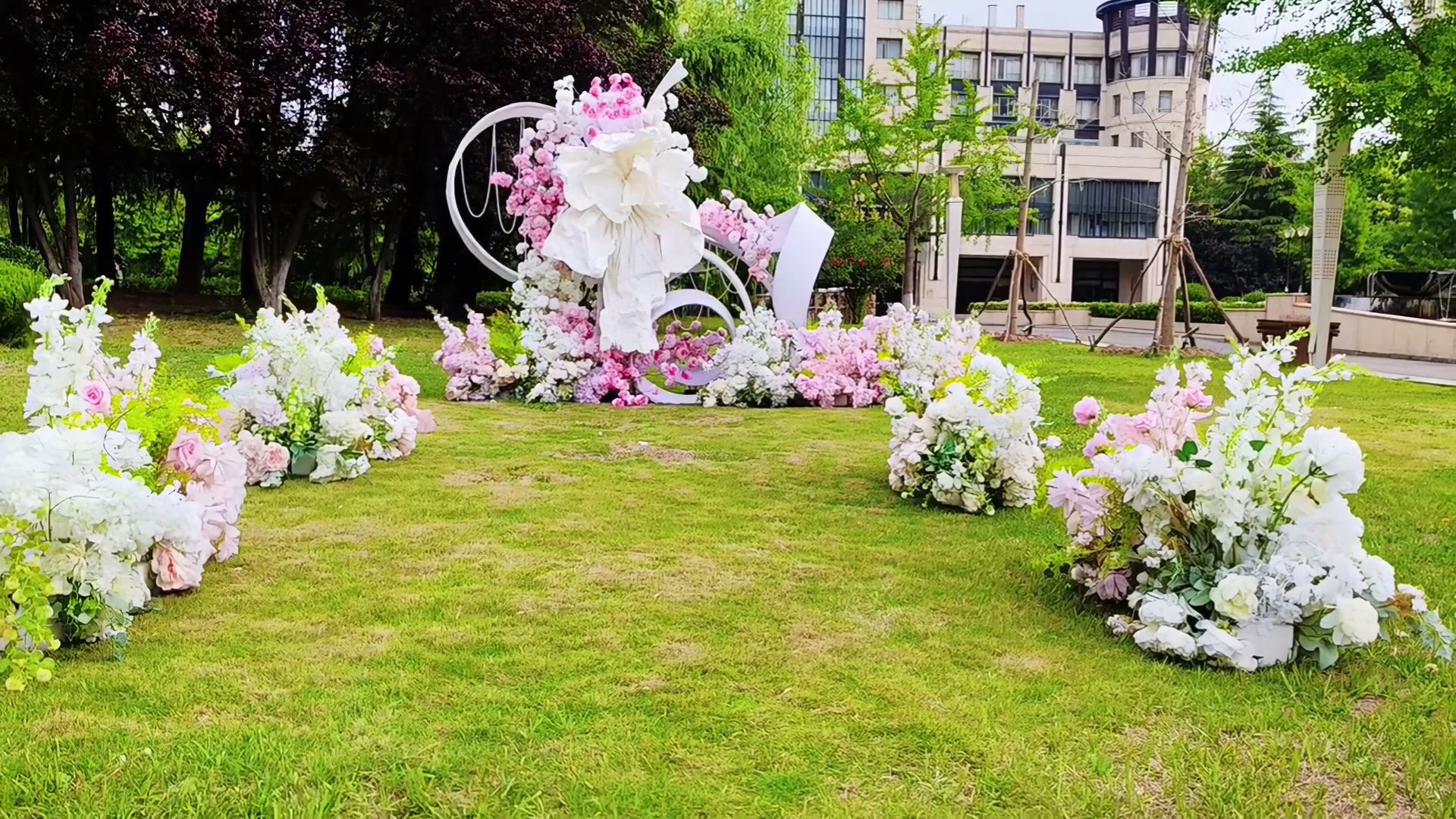 白粉色纸艺曲线弹力布草坪婚礼
