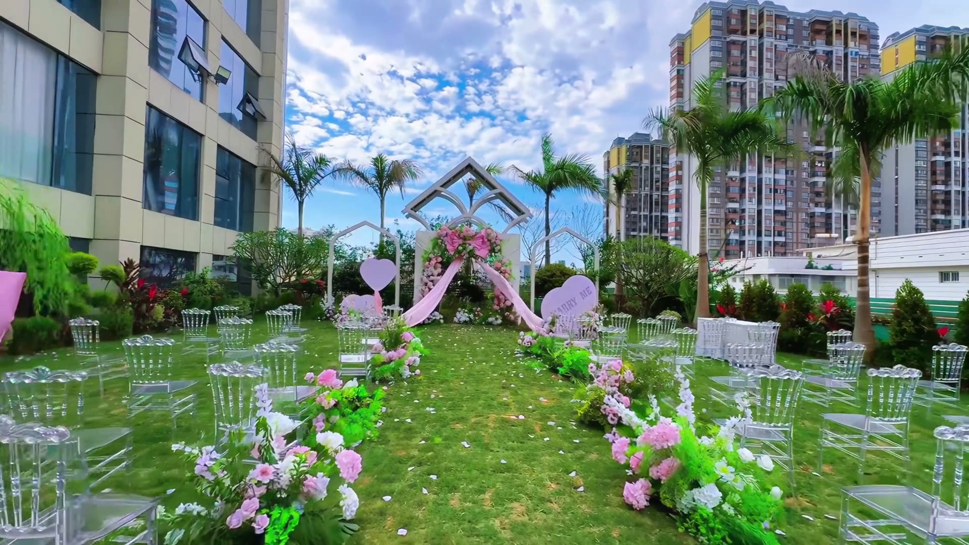 高级感粉色蝴蝶草坪婚礼