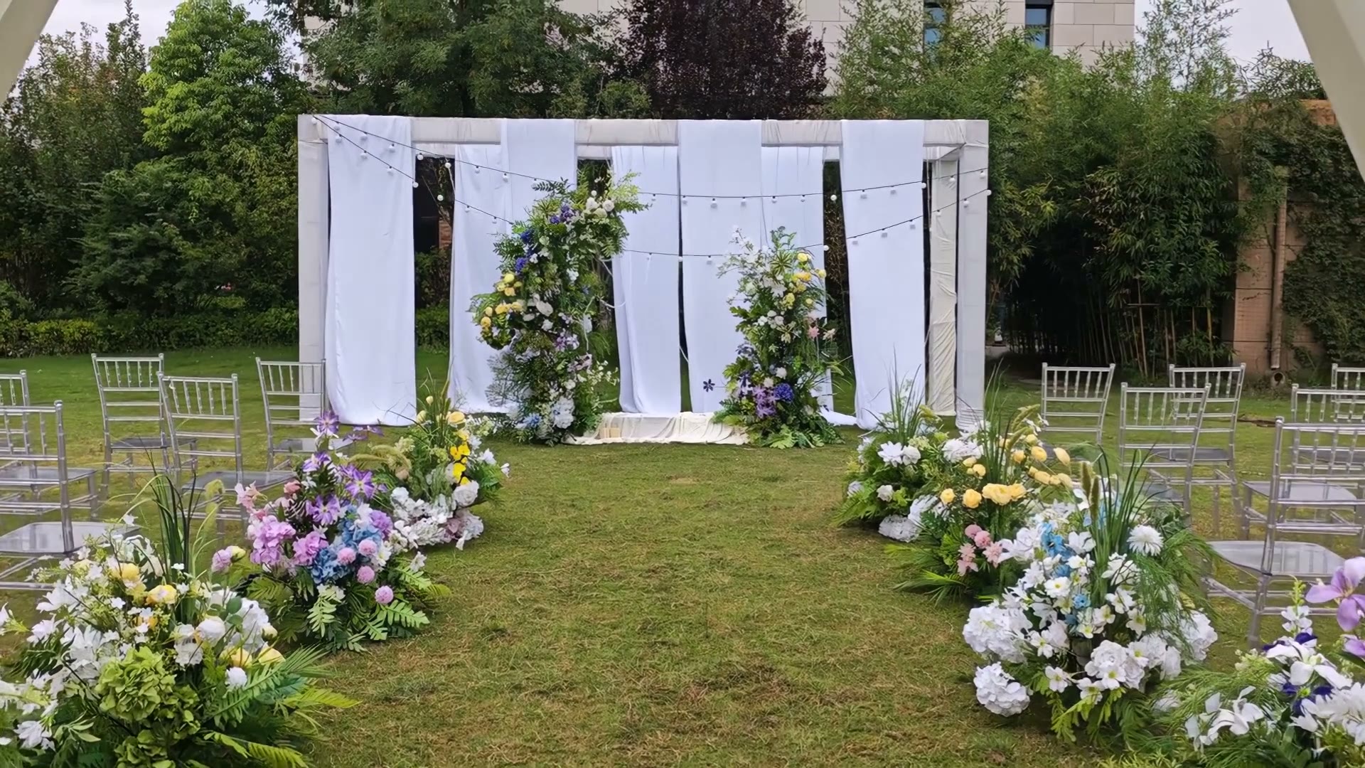 白色布幔户外草坪游园会婚礼