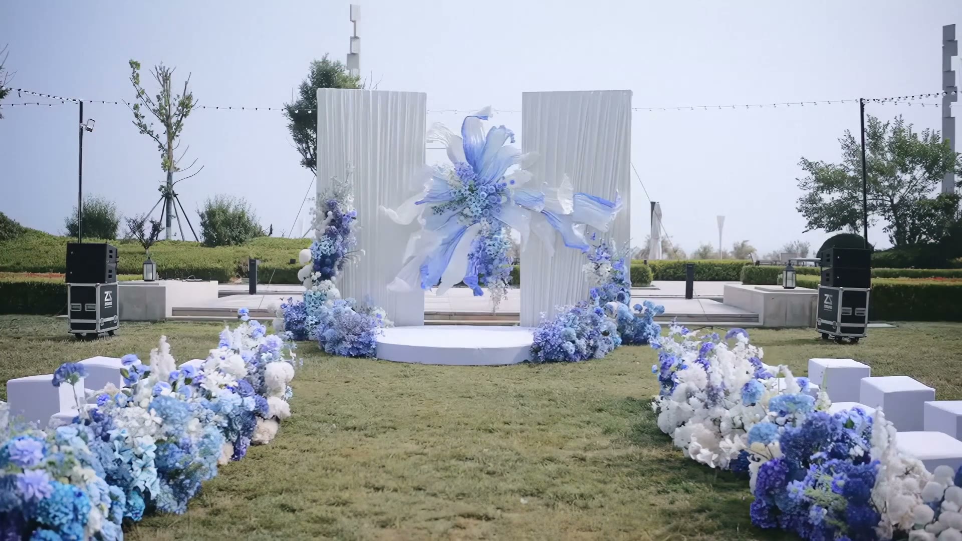 蓝白色韩式纸艺布幔草坪婚礼