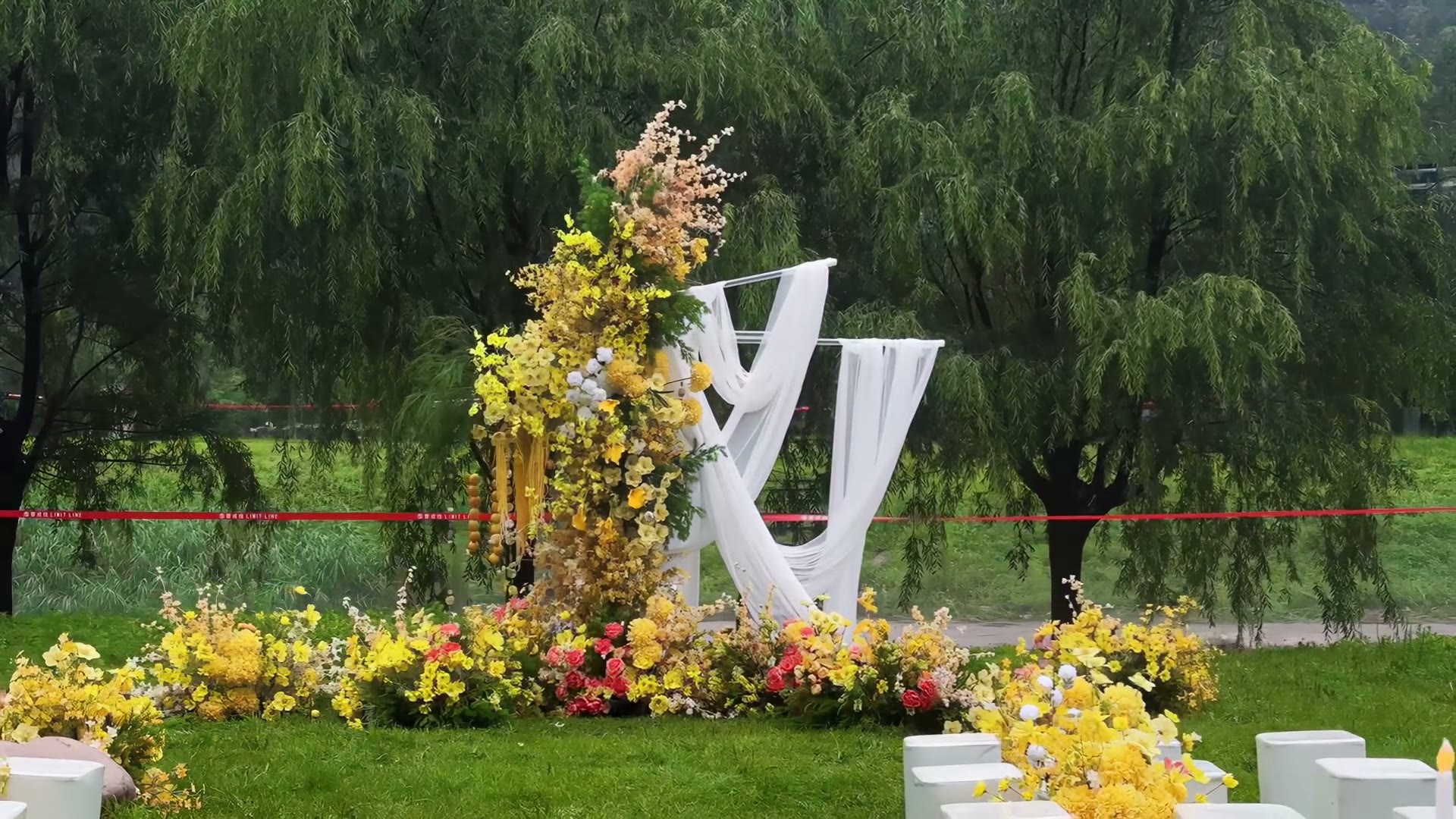 户外黄白色小众清新草坪婚礼