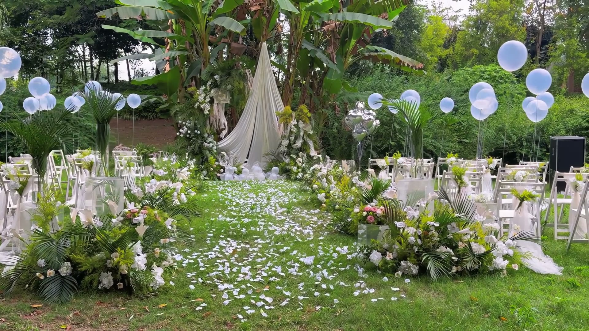 白绿色清新布幔草坪婚礼
