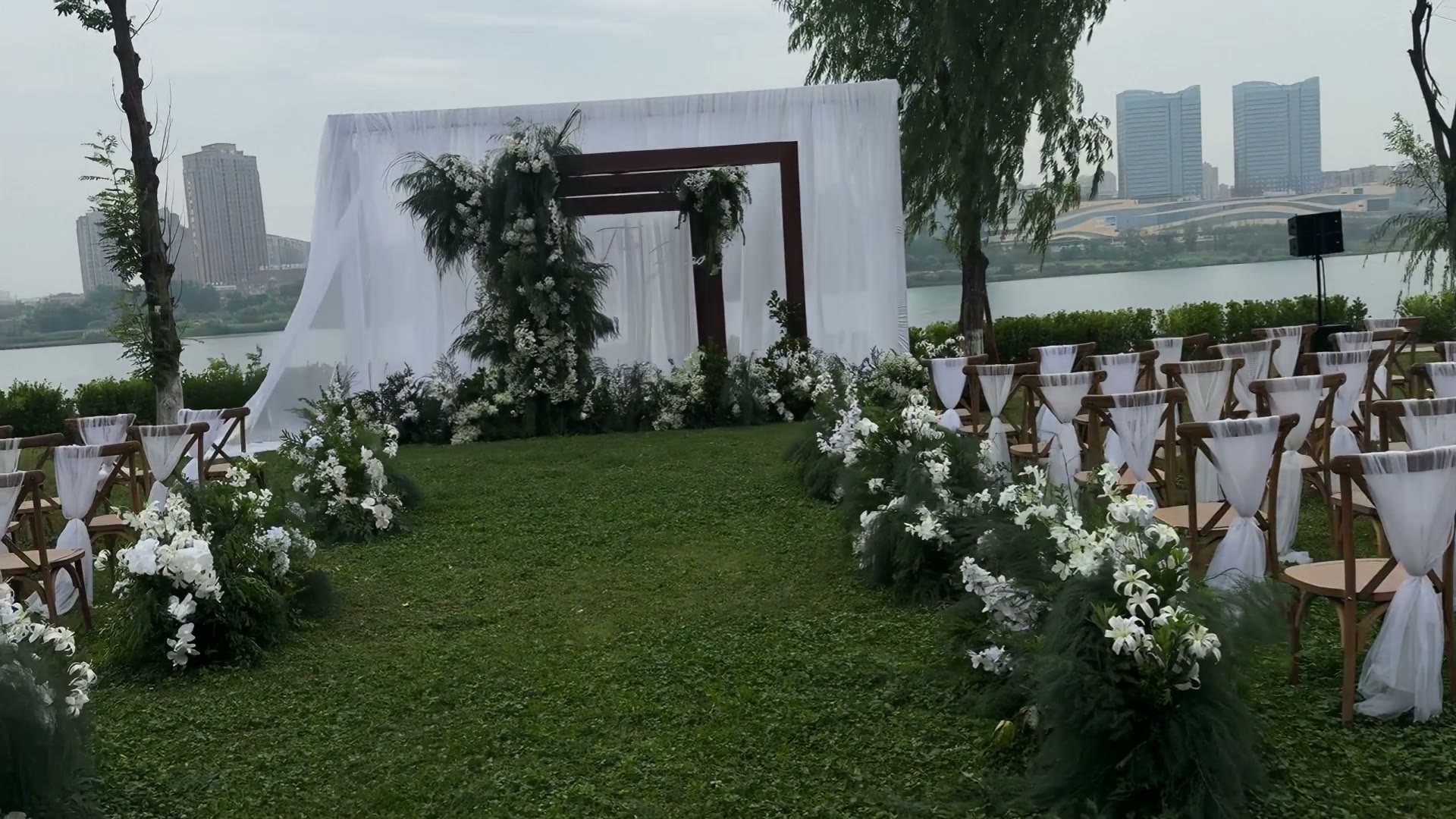 白绿色复古韩式草坪婚礼