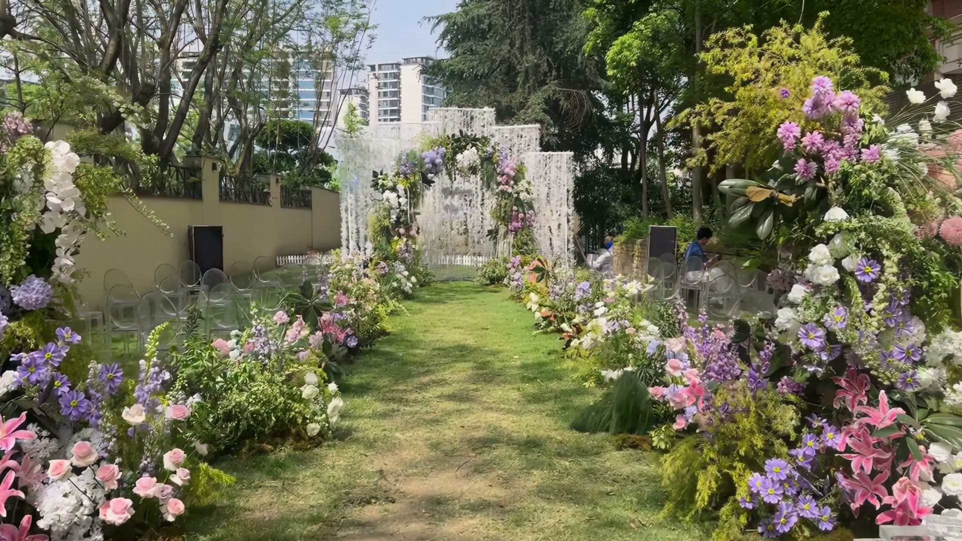 白紫色户外游园会婚礼