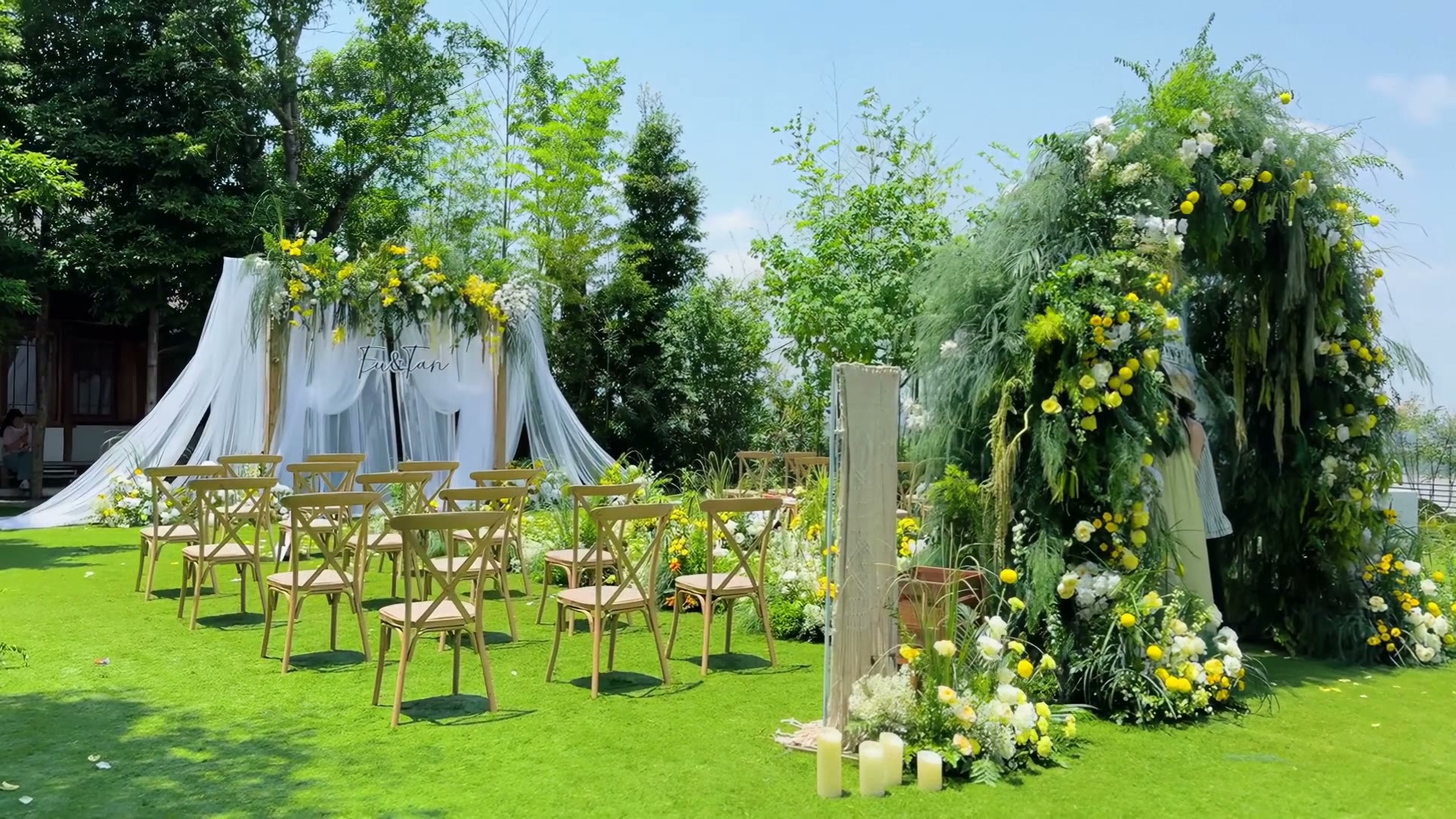 白色雪纺纱野生感户外草坪婚礼