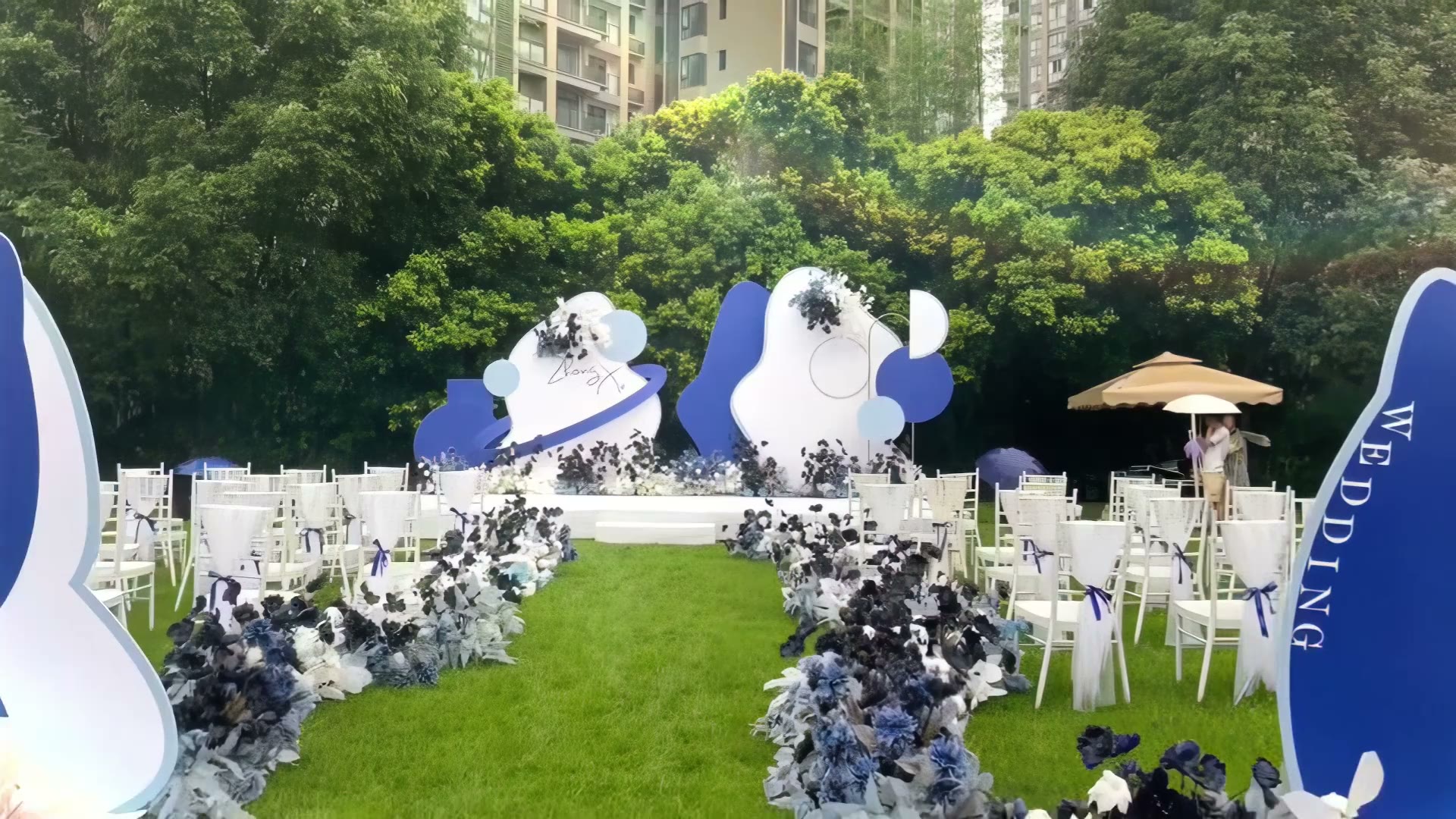 蓝白色户外草坪简约婚礼