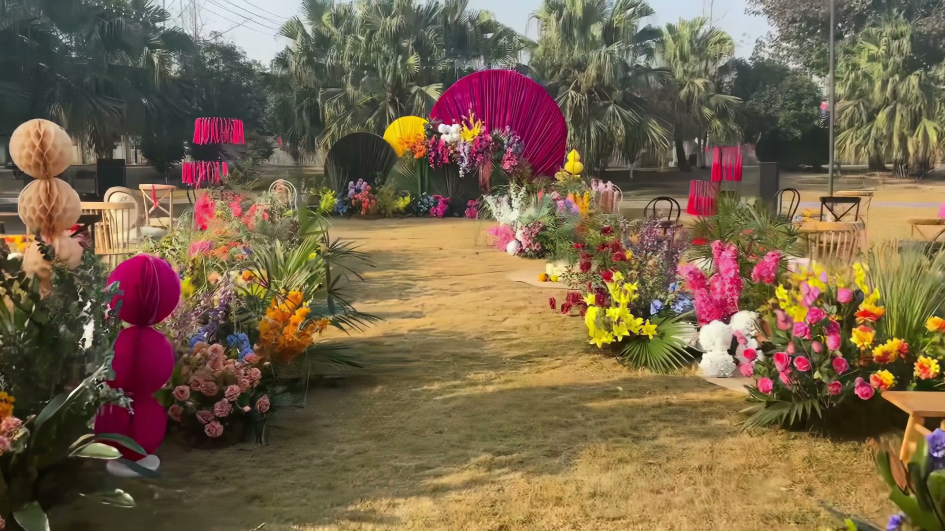 玫红色复古南洋风主题户外婚礼