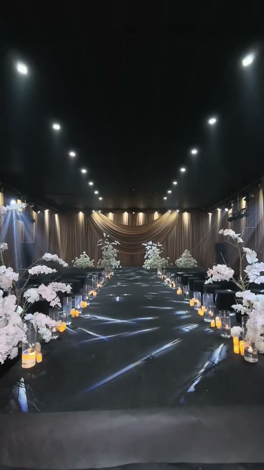 咖色布幔包裹大气篷房婚礼
