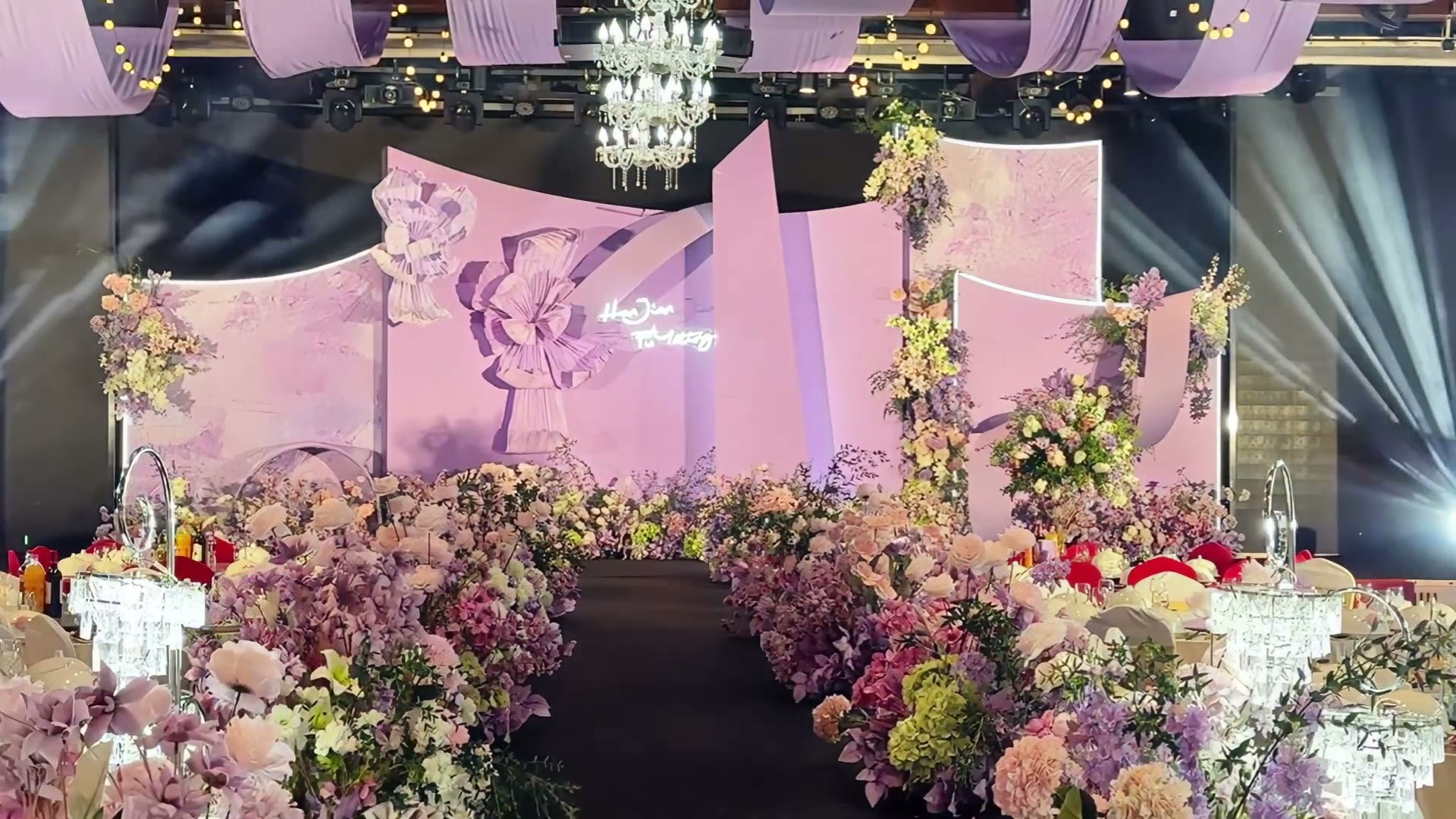 粉紫色简约油画风室内婚礼
