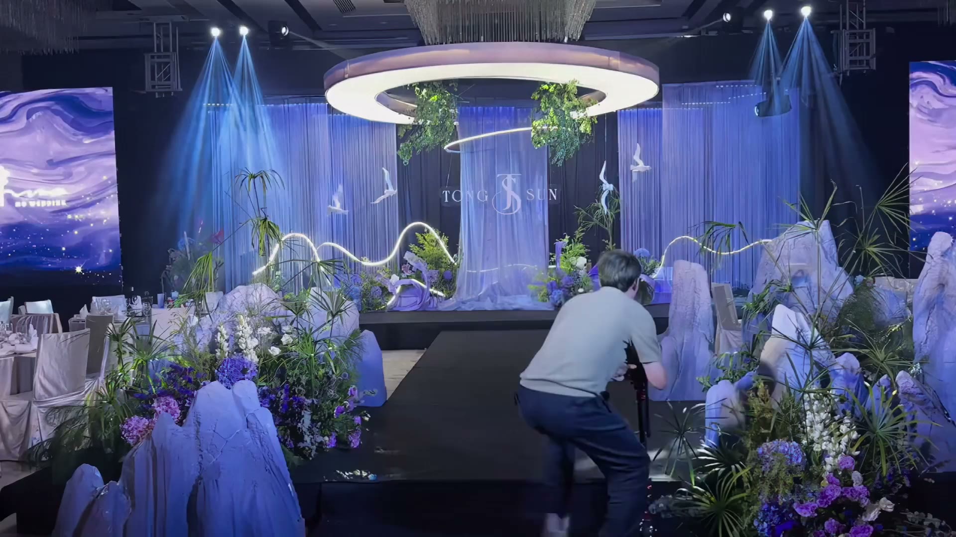 蓝色系线帘新中式设计感婚礼
